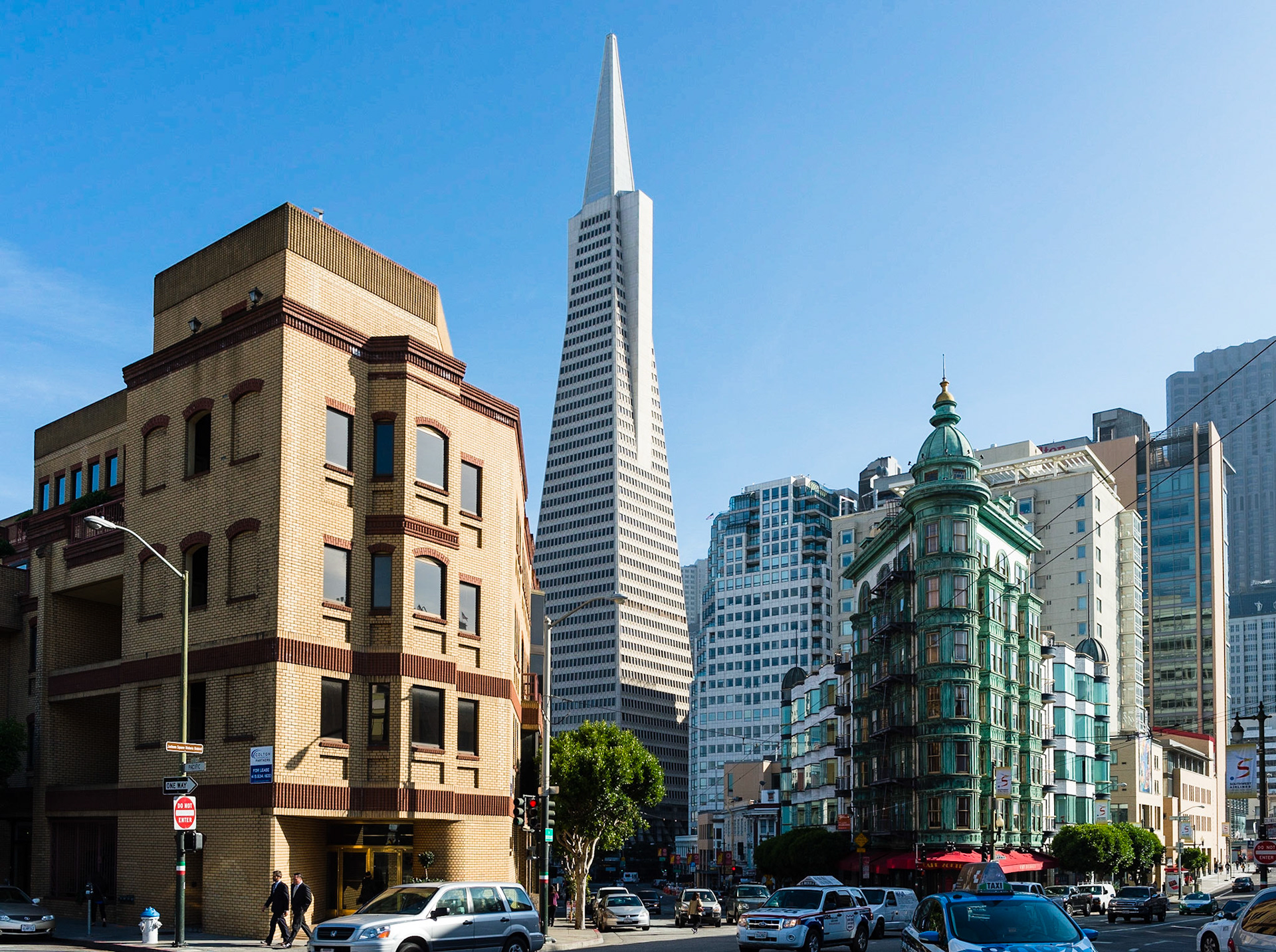 La Transamerica Pyramid (ou Transamerica Tower), construite par William Pereira, est le plus haut gratte-ciel de San Francisco en Californie (260 m), c’est aussi l'un des symboles de la métropole, avec le Golden Gate Bridge./ Transamerica Pyramid (or Transamerica Tower), built by William Pereira, is the tallest skyscraper in San Francisco, California (260 m), this is also a symbol of the city, with the Golden Gate Bridge.