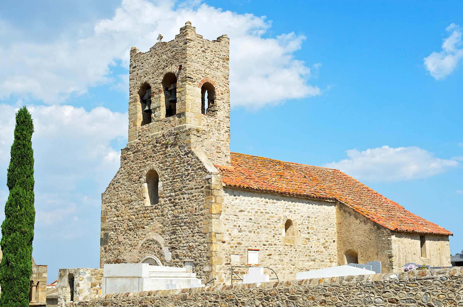 L'église saint Saturnin à Montesquieu des Albères, Pyrénées Orientales, France. Eglise romane du début du XIIe siècle.