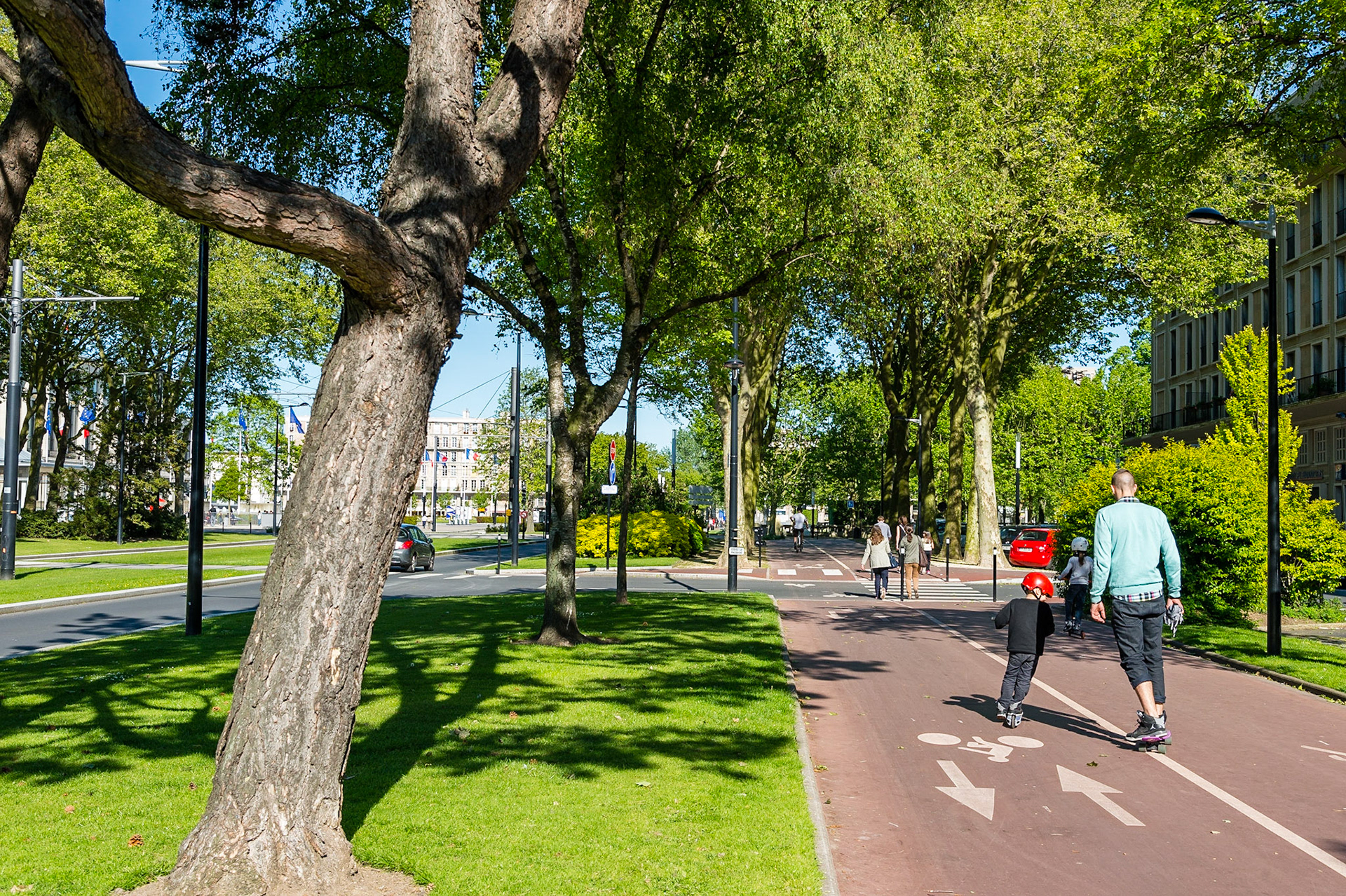 Le Havre. Avenue Foch, cette magnifique avenue comparable par ses dimensions aux Champs Elysées à Paris, relie la Place de l'Hôtel de Ville à la Porte Océane et à la plage du Havre / Le Havre. Avenue Foch, this magnificent comparable in dimensions to the Champs Elysees avenue in Paris, links the Place de l'Hotel de Ville in the Ocean Gate and the beach of Le Havre.