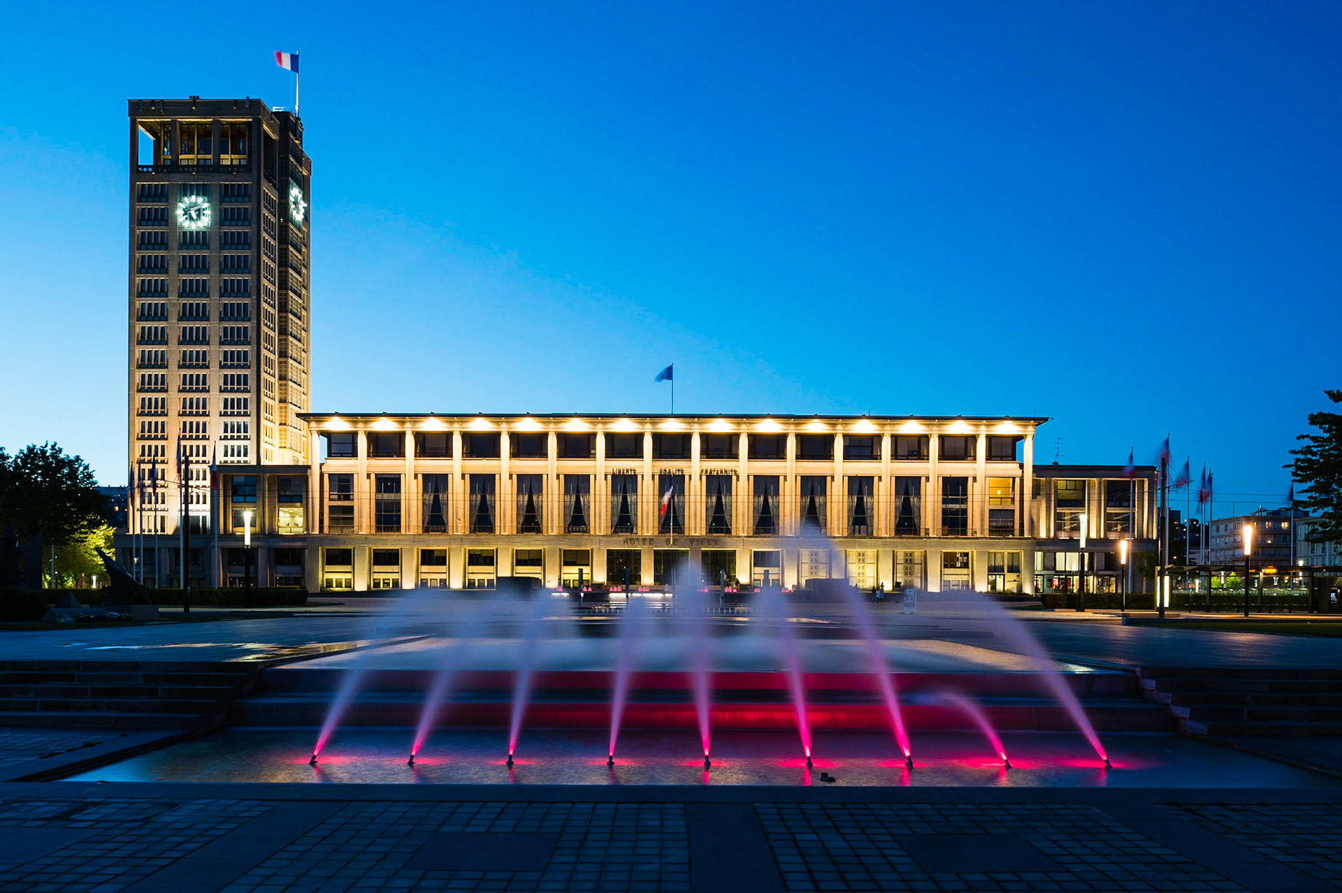 Le Havre centre ville. En grande partie détruit pendant la Seconde Guerre mondiale, le centre-ville a été reconstruit d'après les plans de l'atelier d'Auguste Perret entre 1945 et 1964, il est inscrit au patrimoine mondial de l'UNESCO depuis 2005.  L'Hôtel de Ville, oeuvre des ateliers Auguste Perret / Le Havre city center. Largely destroyed during the Second World War, the city was rebuilt according to the plans of the workshop of Auguste Perret between 1945 and 1964, he was listed as a World Heritage Site by UNESCO since 2005. The Town Hall, the work of Auguste Perret workshops.
