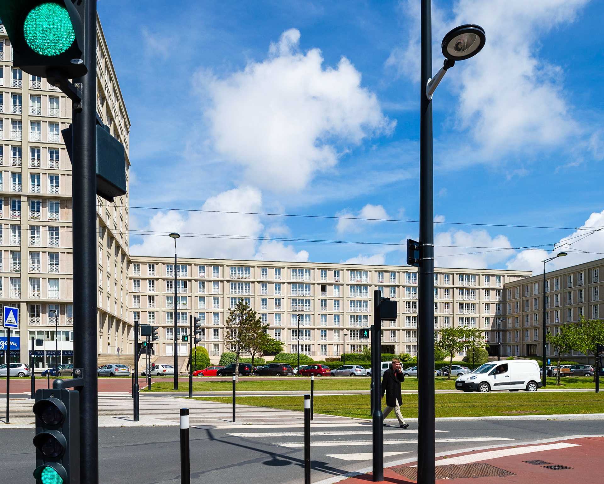 Le Havre. Avenue Foch, cette magnifique avenue comparable par ses dimensions aux Champs Elysées à Paris, relie la Place de l'Hôtel de Ville à la Porte Océane et à la plage du Havre.  /Le Havre. Avenue Foch, this magnificent comparable in dimensions to the Champs Elysees avenue in Paris, links the Place de l'Hotel de Ville in the Ocean Gate and the beach of Le Havre.