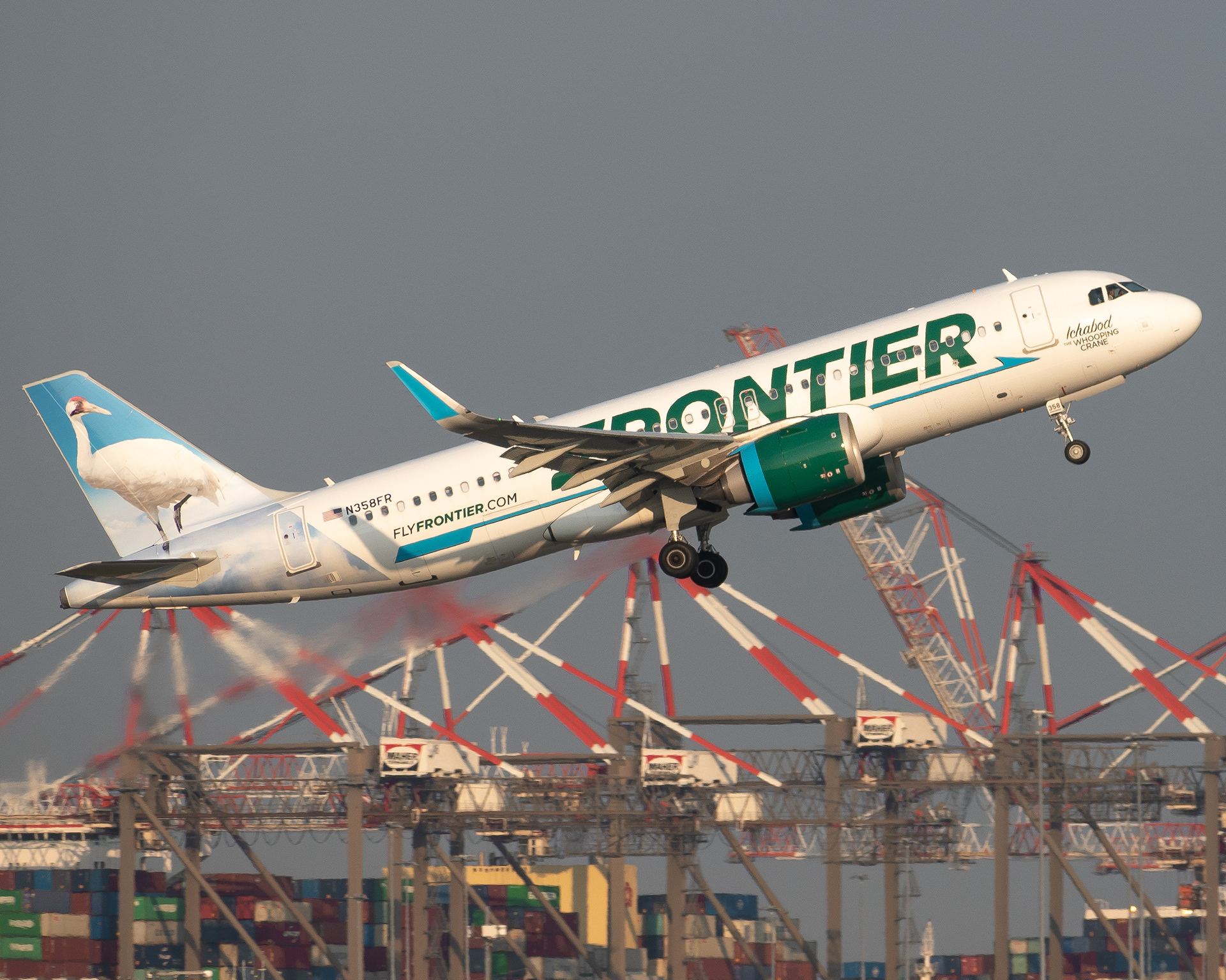 Frontier Airlines Airbus A320-251N takes off in Newark