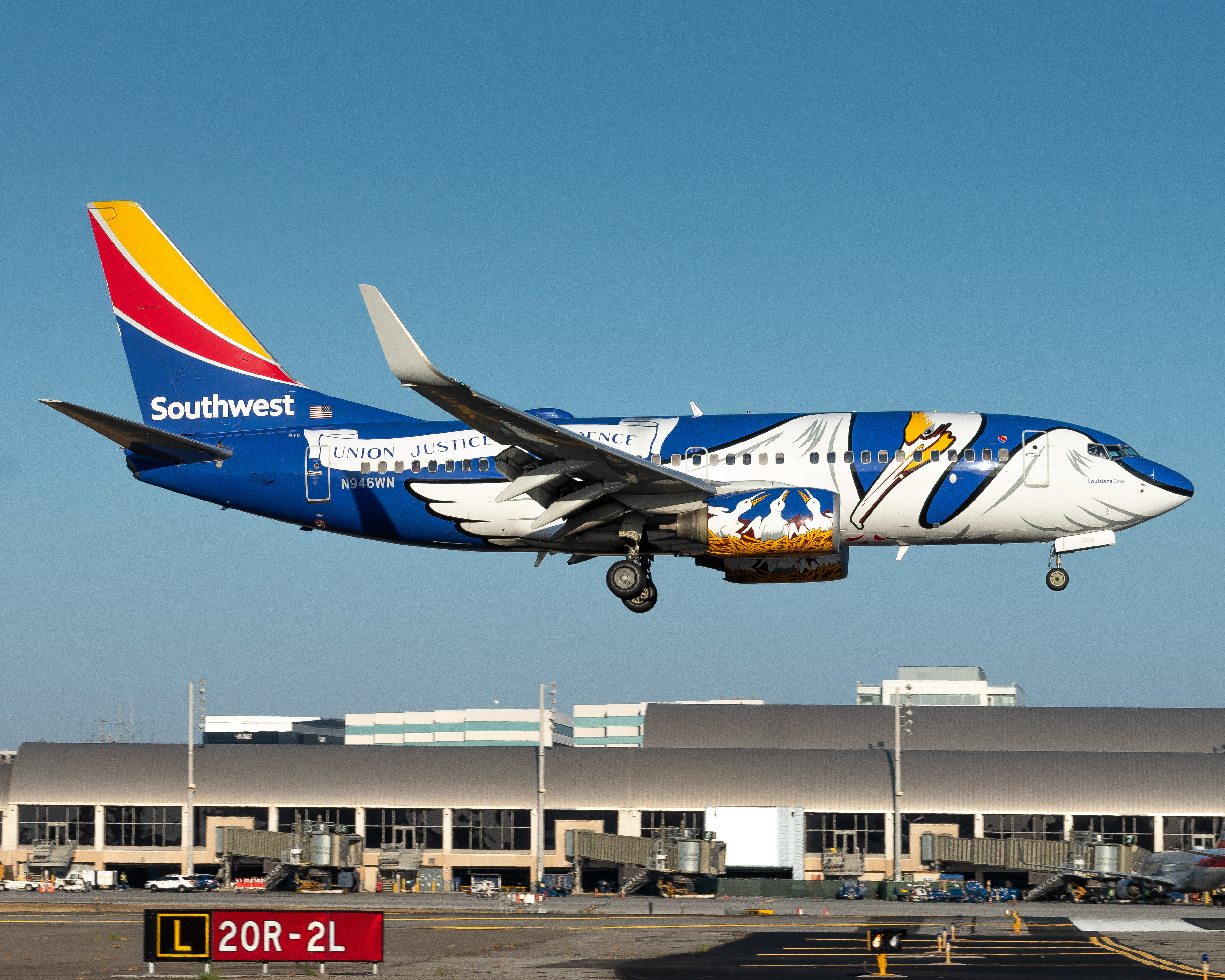 Southwest Airlines Boeing 737-7H4 landing in Santa Ana 
