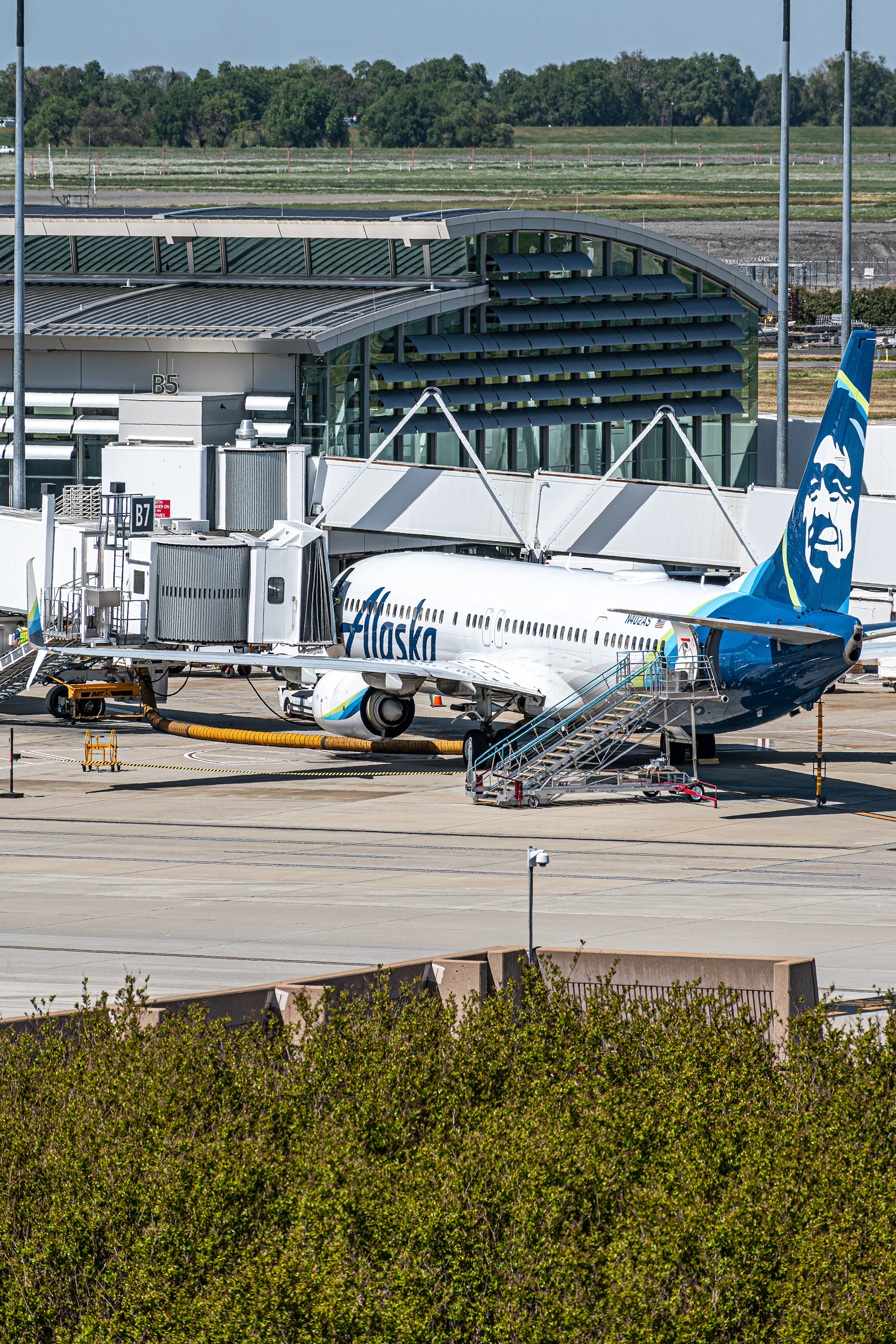 Alaska Airlines Boeing 737-990(ER) at the gate in Sacramento