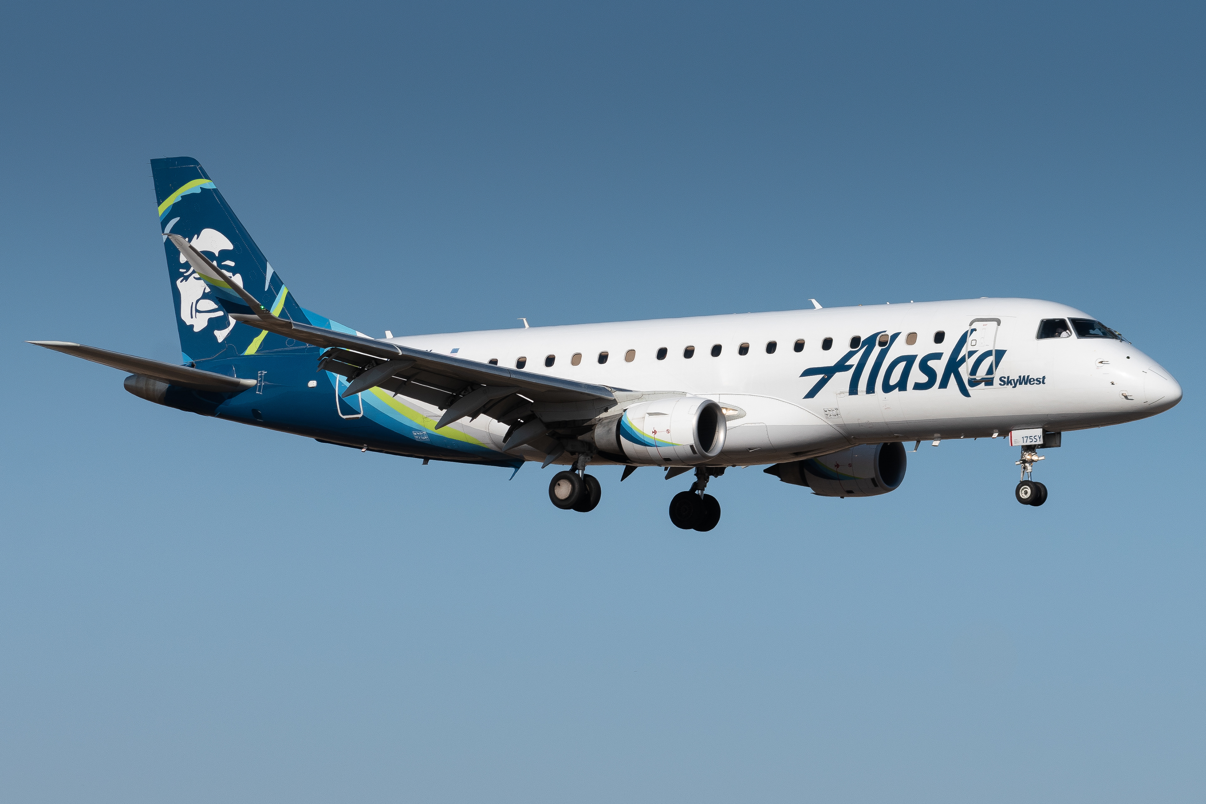 Alaska Airlines Embraer E175 on final in Santa Ana