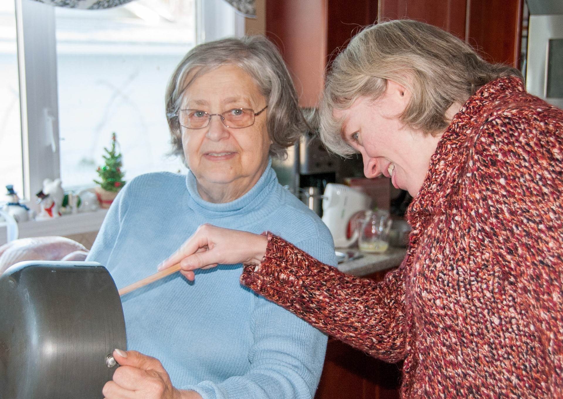 24 December 2007: Kathleen [Shewchuk] Huculak and daughter-in-law Paula Rosson (spouse of Brian Huculak) in Calgary, Alberta. Photo credit: Brian M Huculak