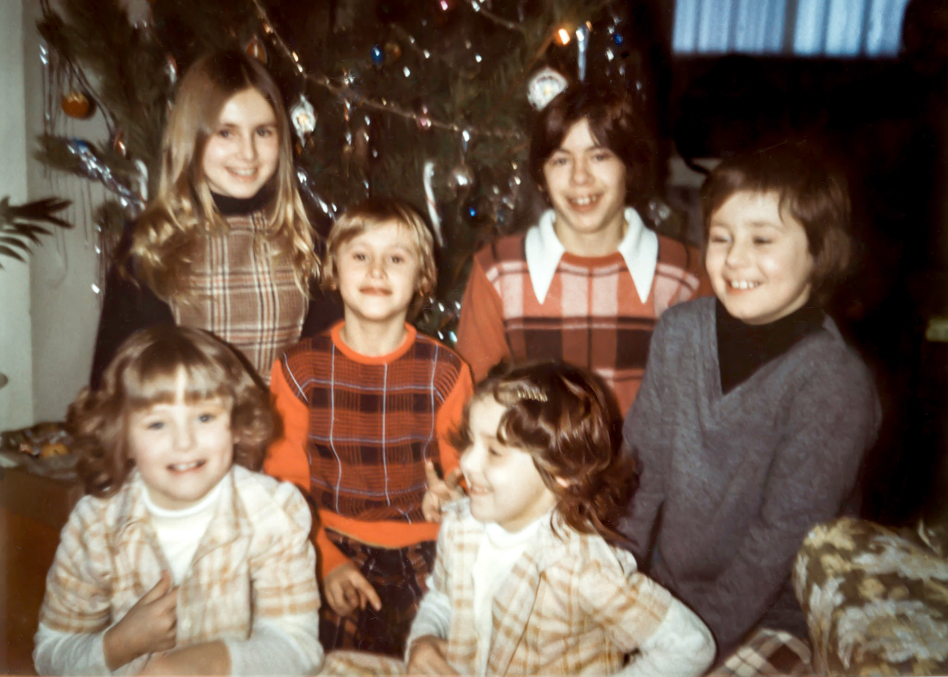 Circa 1972 • Huculak cousins • Kelly • Wayne • Ken • Brian • Lee-Ann • Sherri, Edmonton, AB. Photo Credit: Unknown. Likely Kathleen or Ricky Huculak.