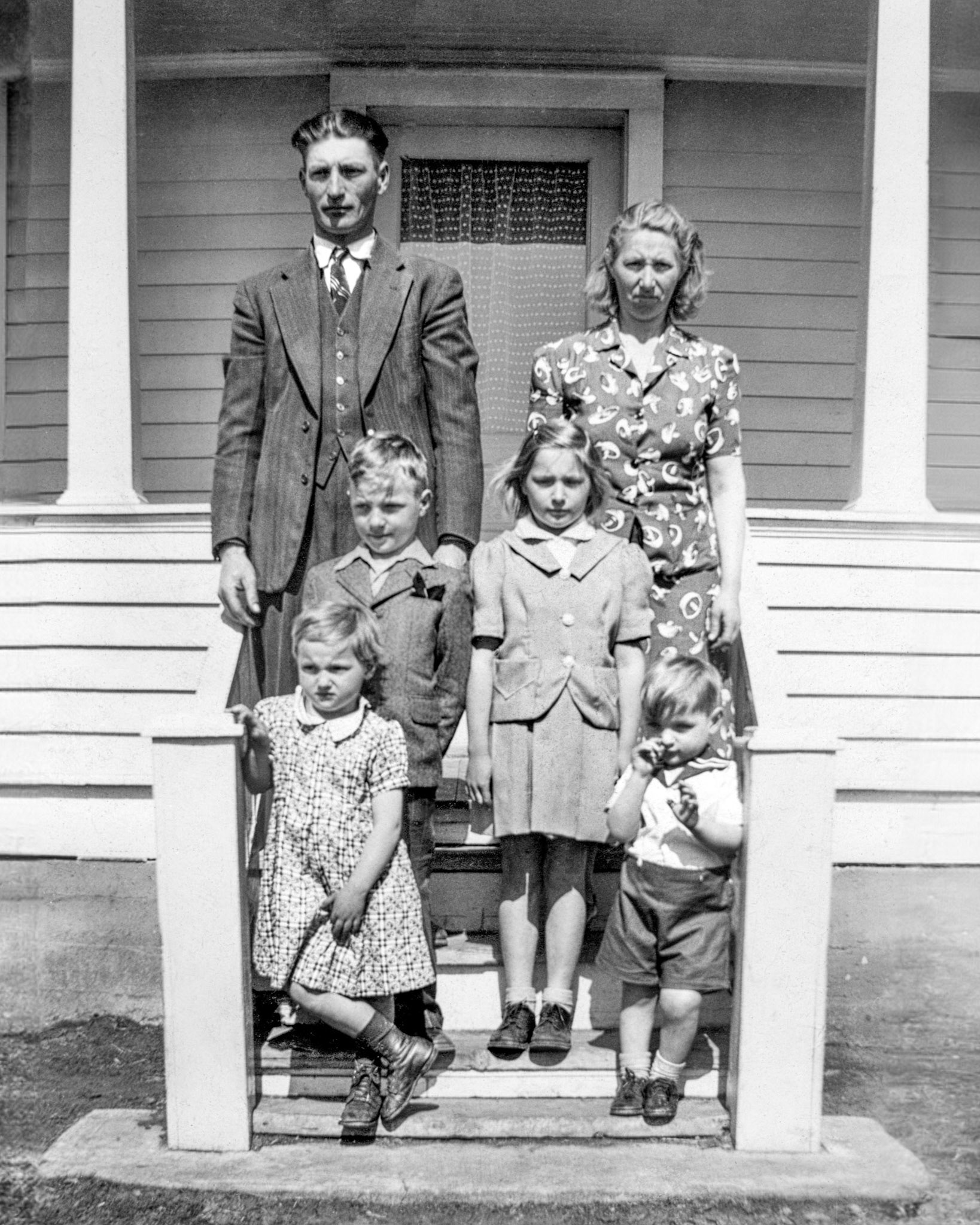 Humphrey Fedorak and Eva [??] Fedorak and children [?-?-?-?].