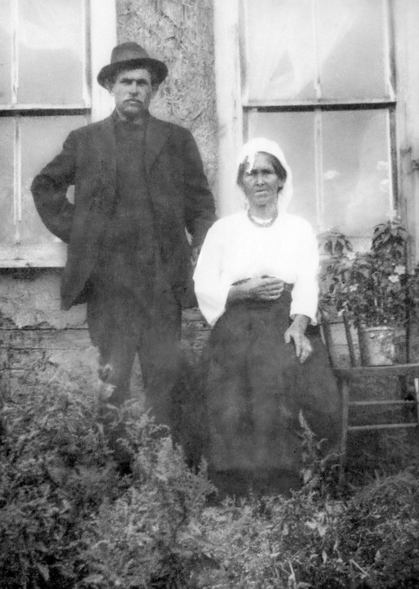 Circa 1930's. Unknown pioneers. If you have any ideas as to who these folks are please use the CONTACT link at the top of the page to send a note. Restoration Pending.