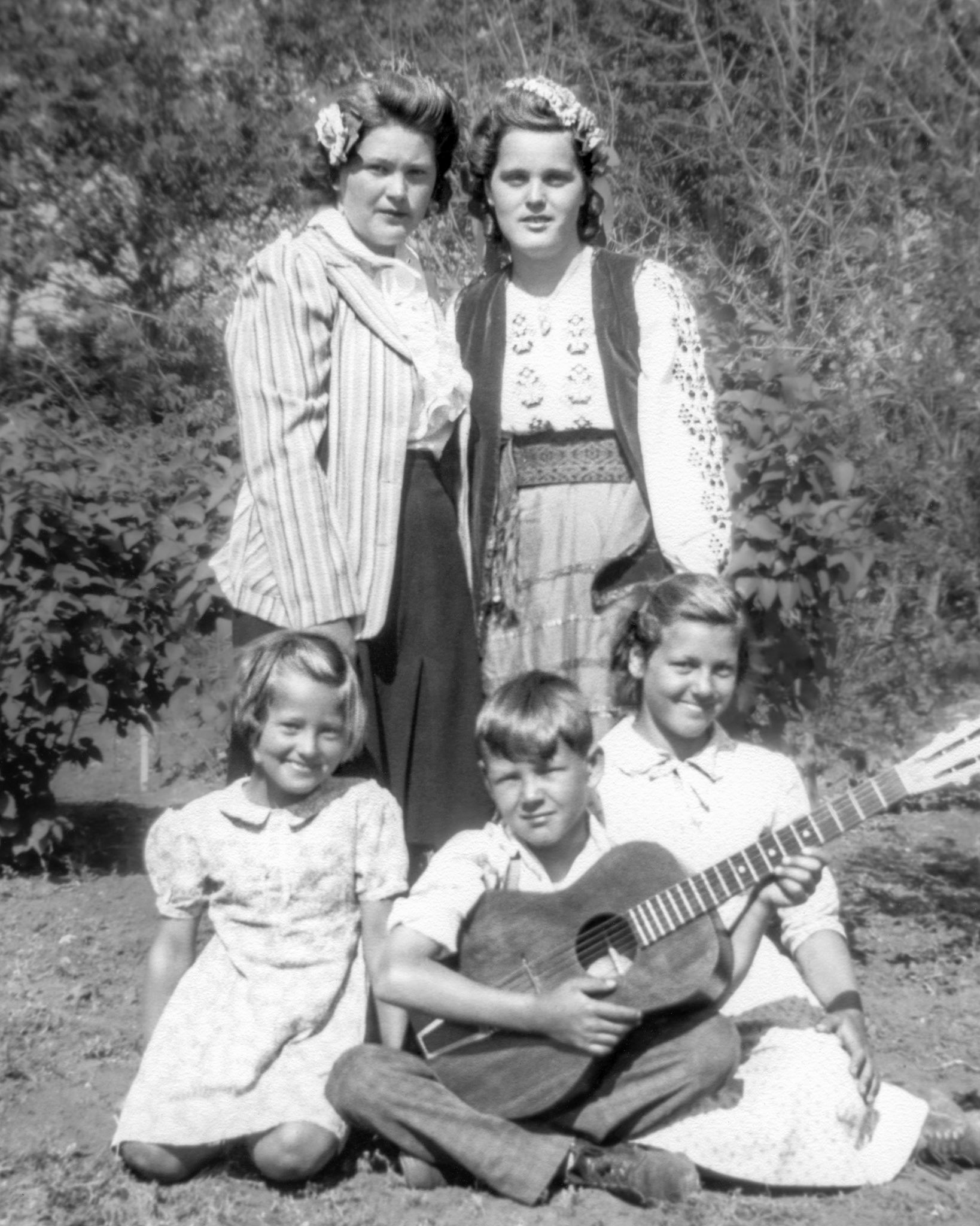 Circa 1942 • Children of MIke Shewchuk and Christina [Huculak] Shewchuk on the family farm near Wikllingdon, AB. Back to front, L to R: Nastasia (Nettie) (20) - Eleanor (18) - Kathleen (8) - Paul (11) Lena (Wasylena) (13)