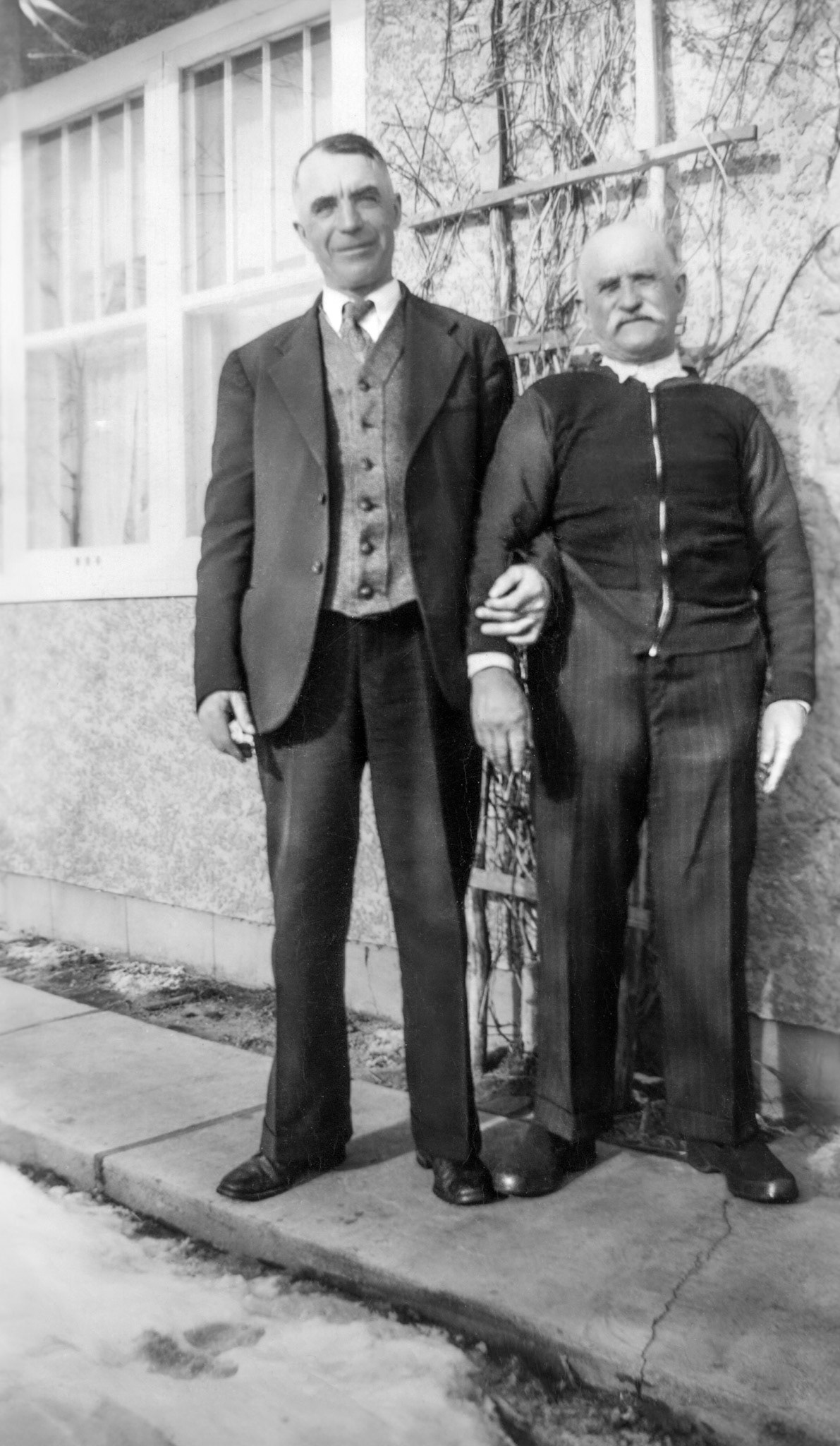 L to R Ivan (John) Fedorak (wife: Maria [Shewchuk] Fedorak) - Michalio Fedorak (wife: Elena (Helen Shewchuk) Fedorak.