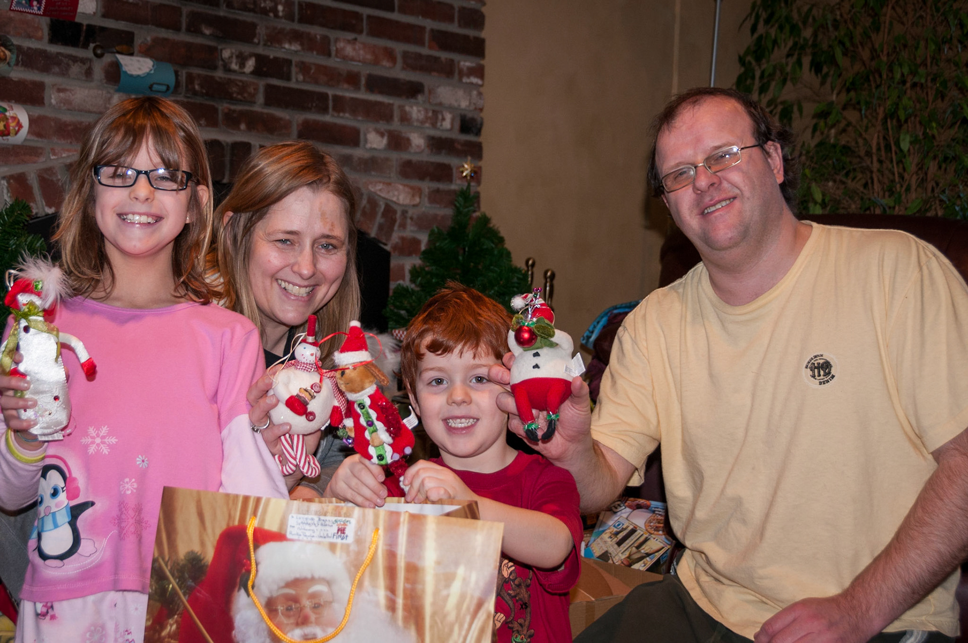 24 Dec 2007: Calgary, Alberta, home of the Emment Family. L to R: Alisa, Lee-Ann [Huculak] Emment, Garreth, Barry Emment. Photo credit: Brian Huculak (brother and uncle)