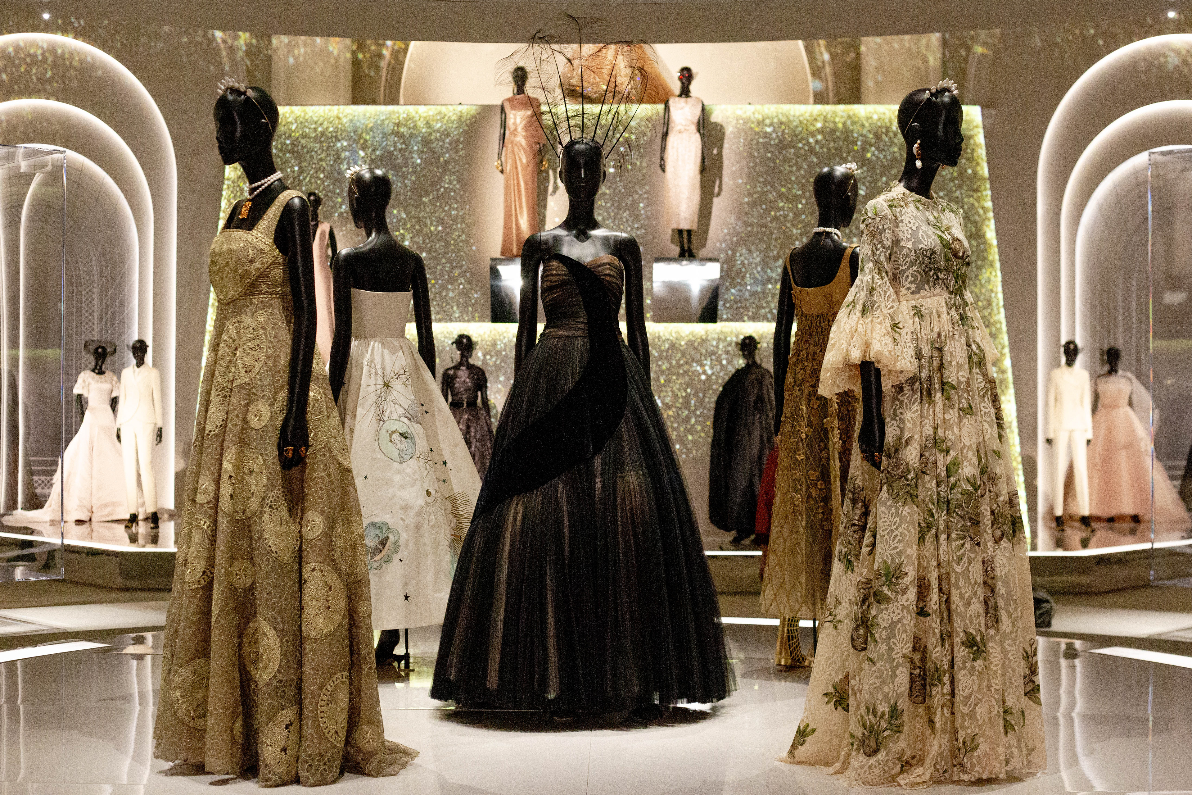 Christian Dior: Designer of Dreams [Brooklyn Museum] (2021)