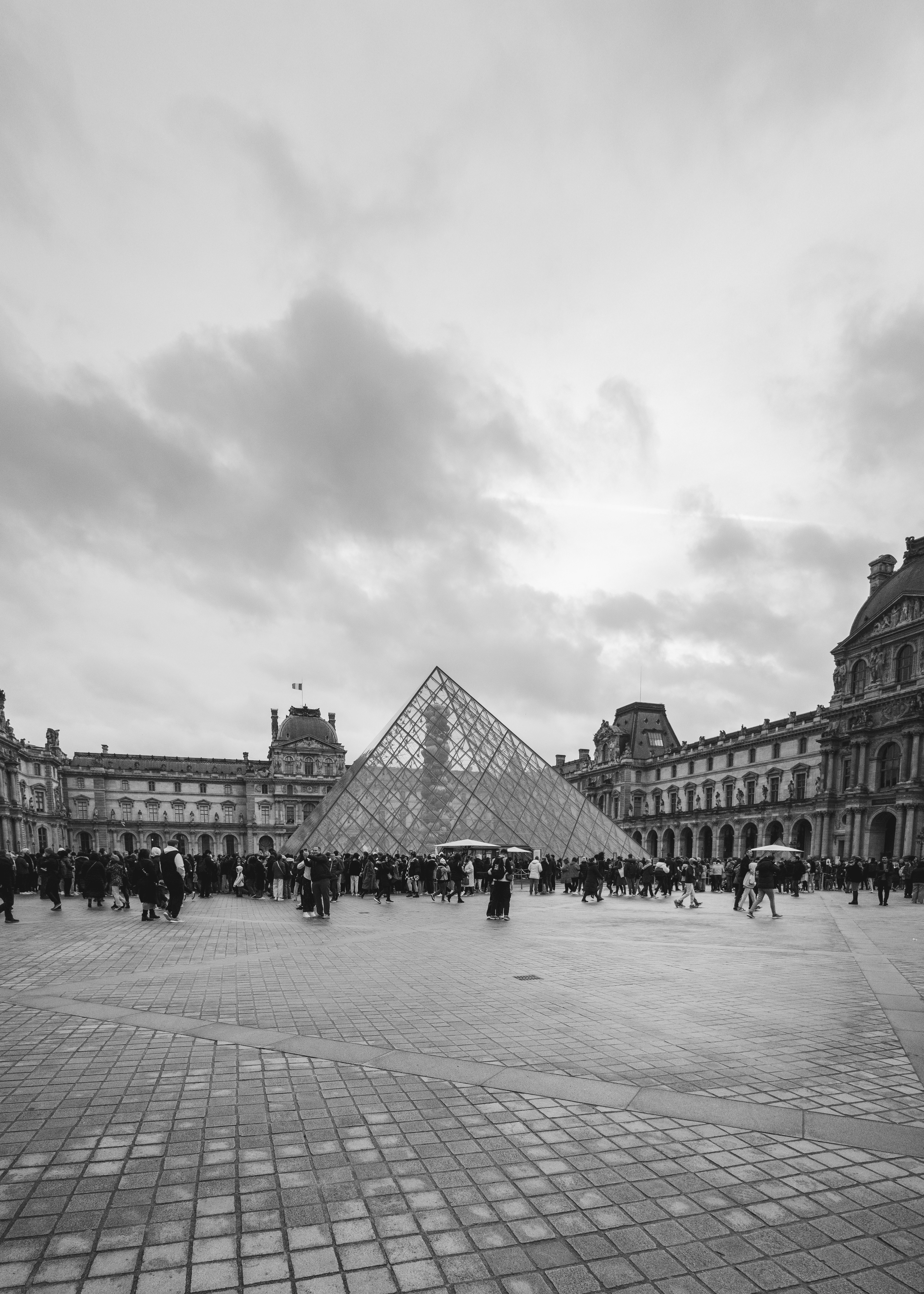 B&W Louvre