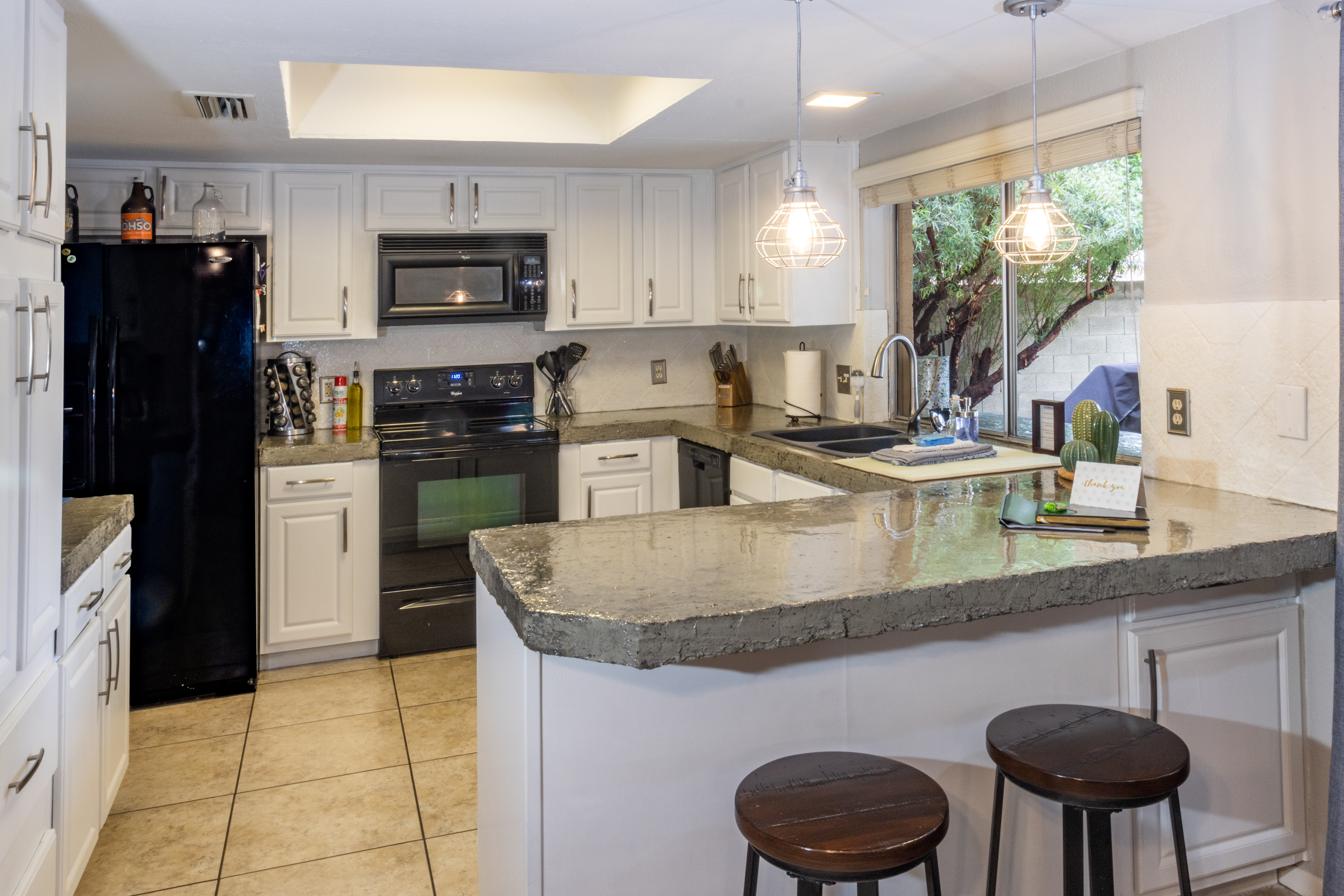 Kitchen with breakfast bar