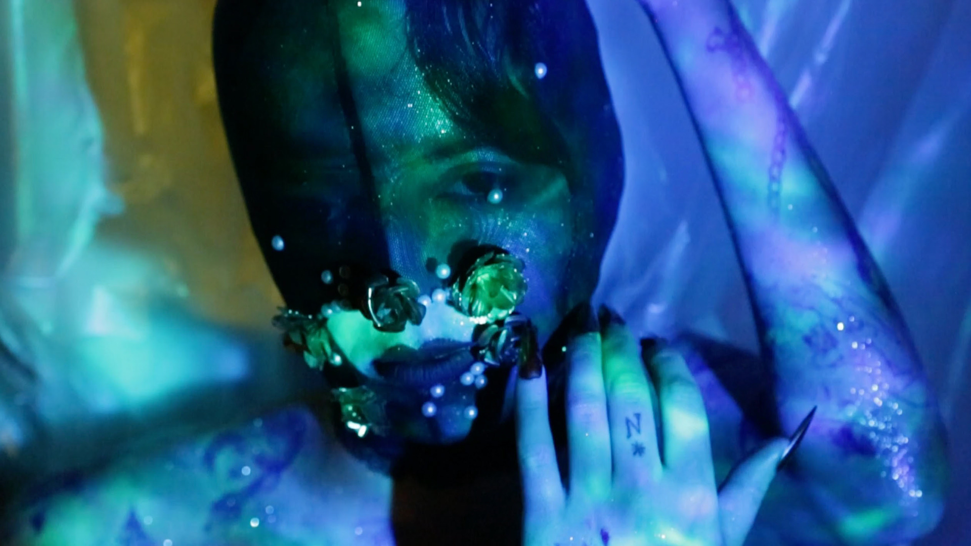 Still issu du clip Alien, image par FraiseVinyl