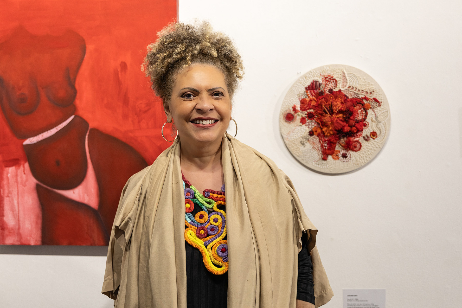 A artista textil Claudia Lara e sua obra "Lua Fértil".