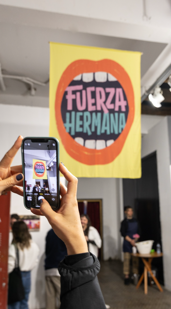 Obra de Cyla Costa "Fuerza Hermana"