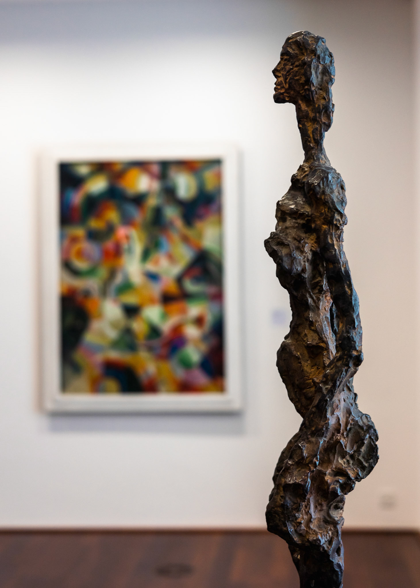 Eine Schönheit betrachtet interessiert und erhaben kunstvolle Bilder im Kunstmuseum Bern