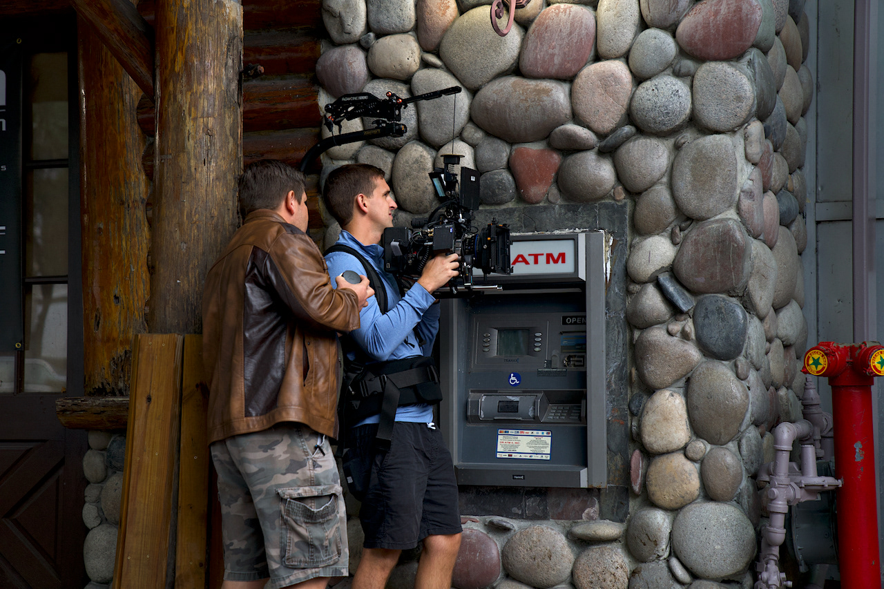DP Isaac Mead-Long on set for "Las Llaves, un Gato y el Pez Negro".
