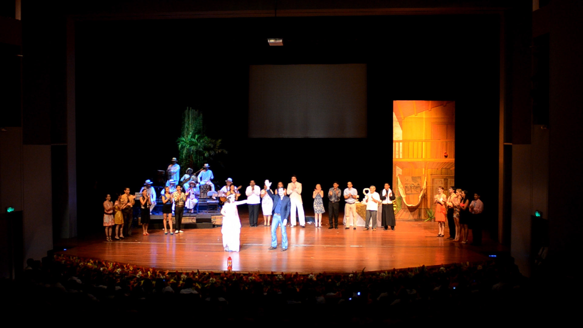 After directing the play "Amores Finos" in Guayaquil, Ecuador