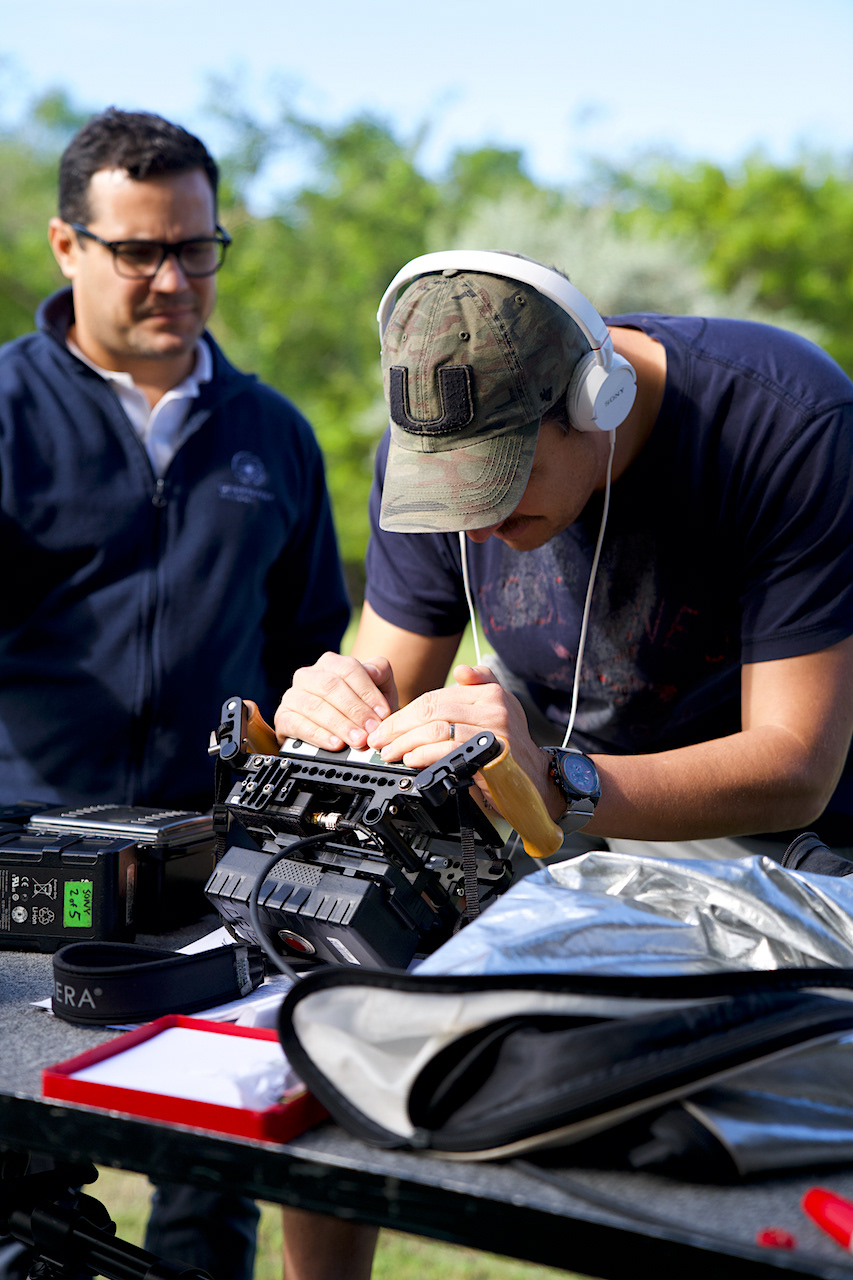 On set for "Las llaves, un Gato y el Pez Negro"