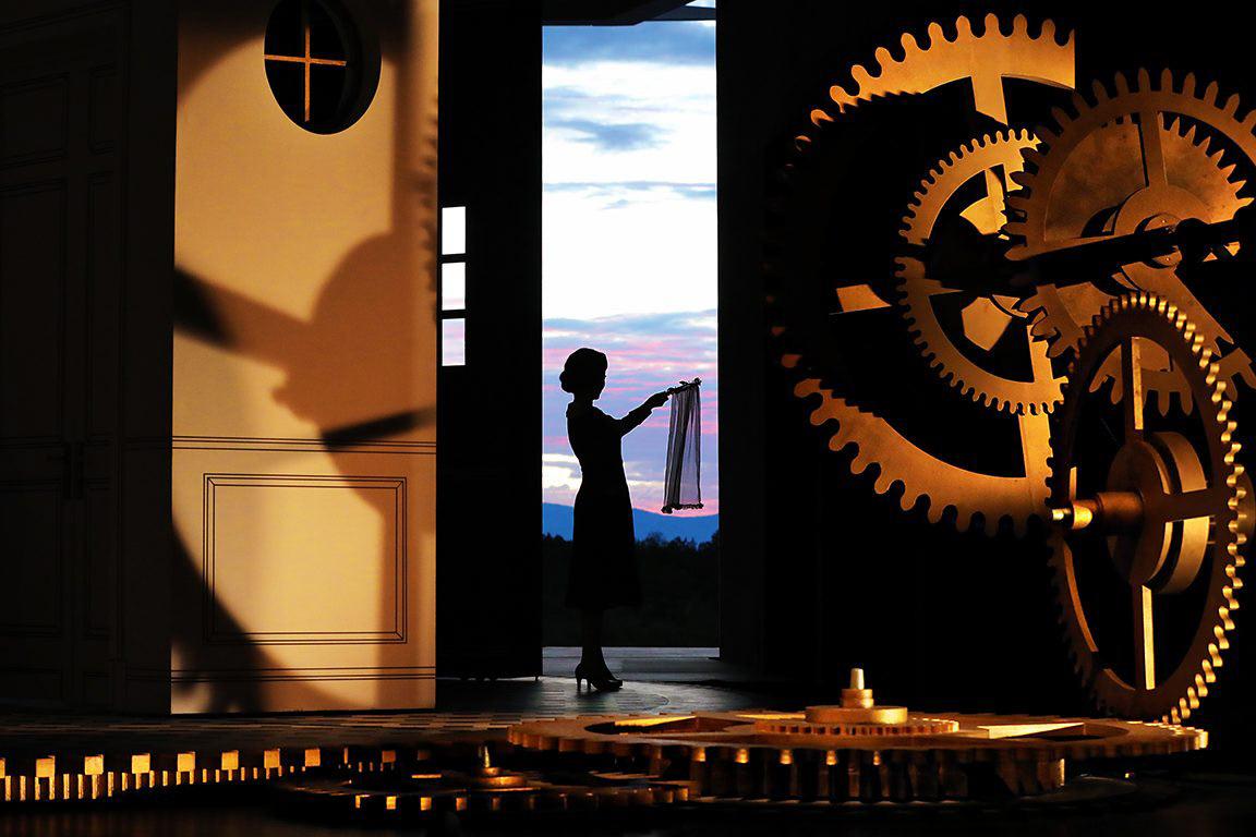 "THE MARRIAGE OF FIGARO" - Turntable Moving