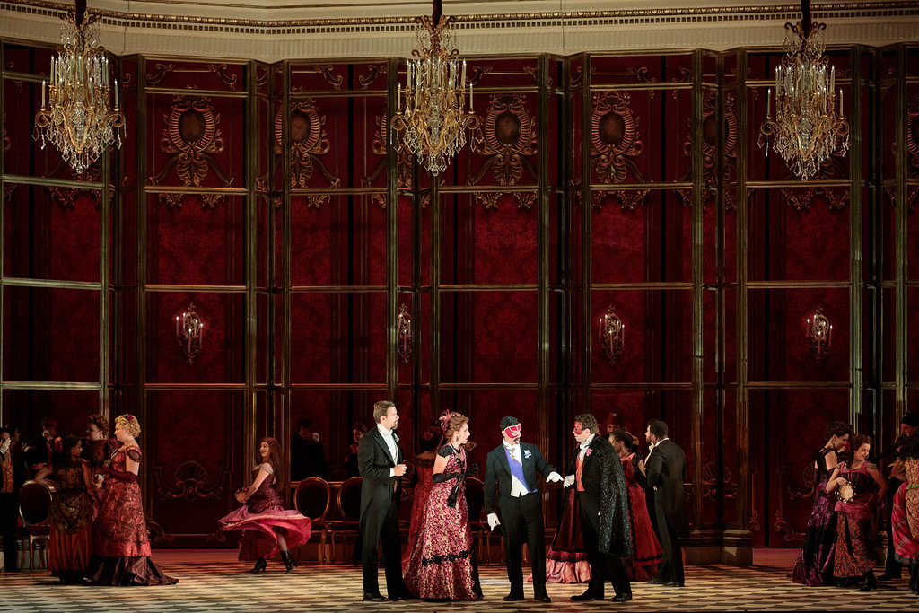 "La Traviata" periactoids red interior set