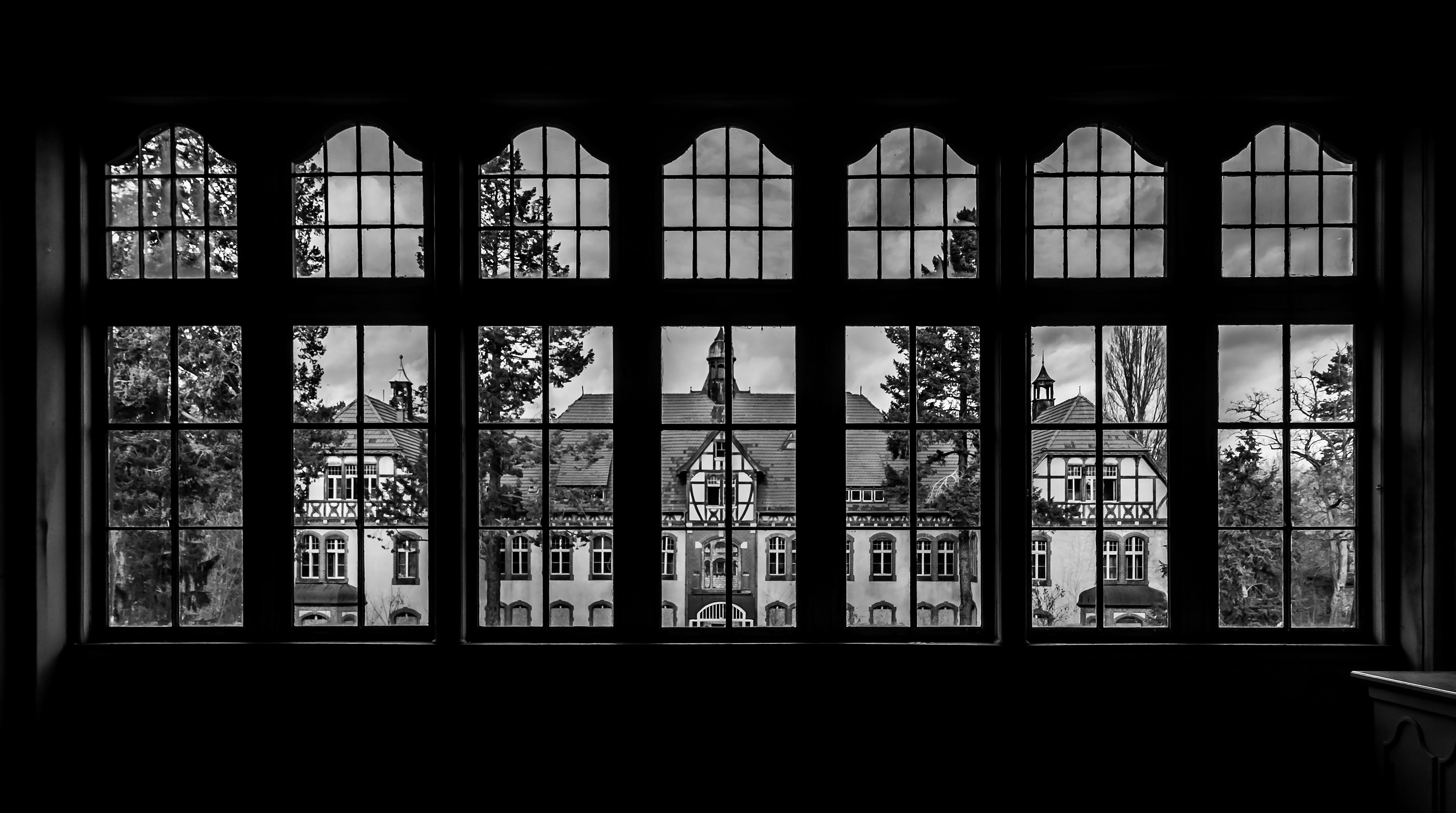 Badeanstalt: BIick zum Verwaltungsgebäude