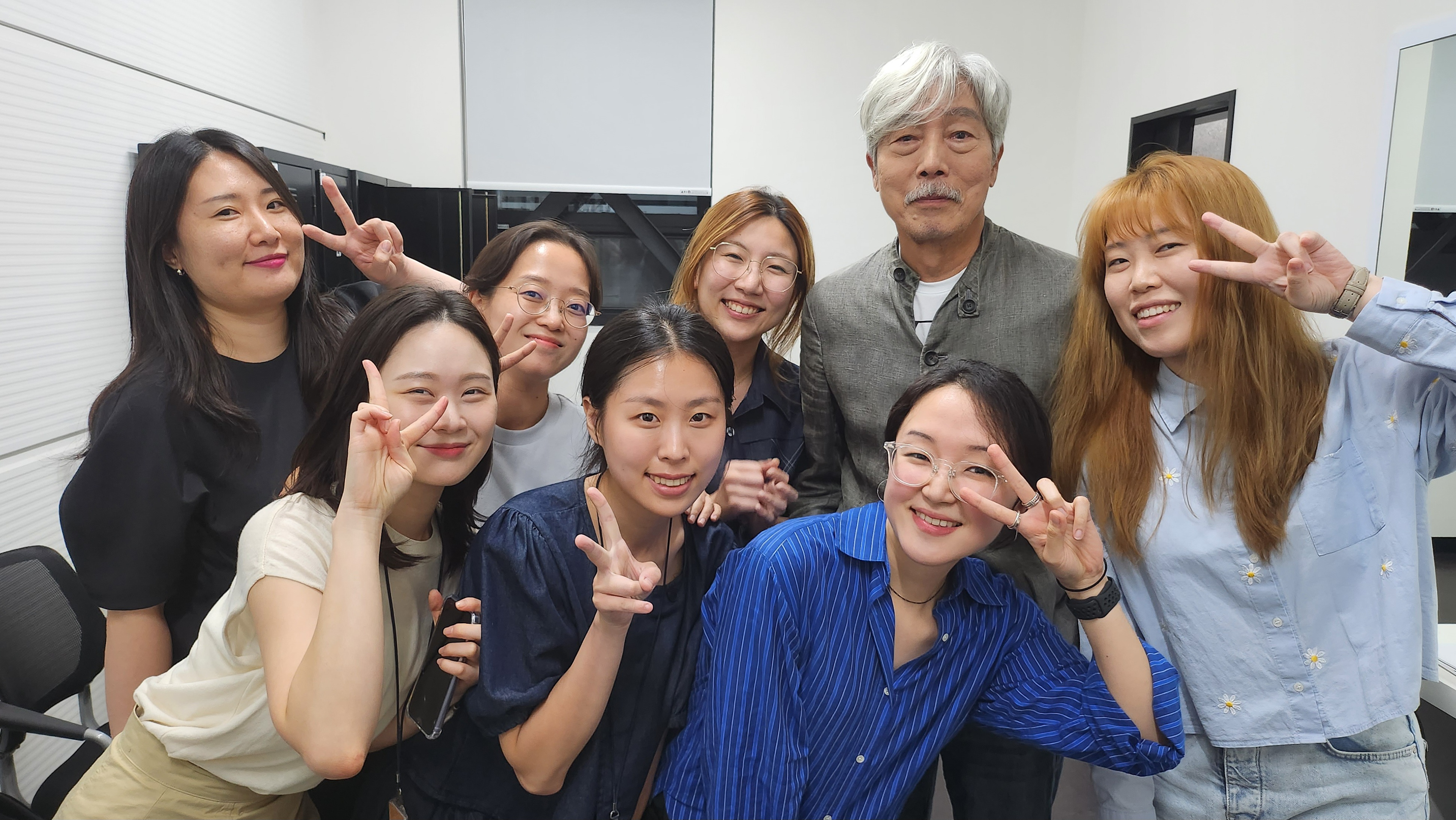 Commemorative photo with the cast member, a renowned Korean singer