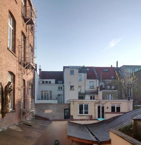 arrière maison au petit matin