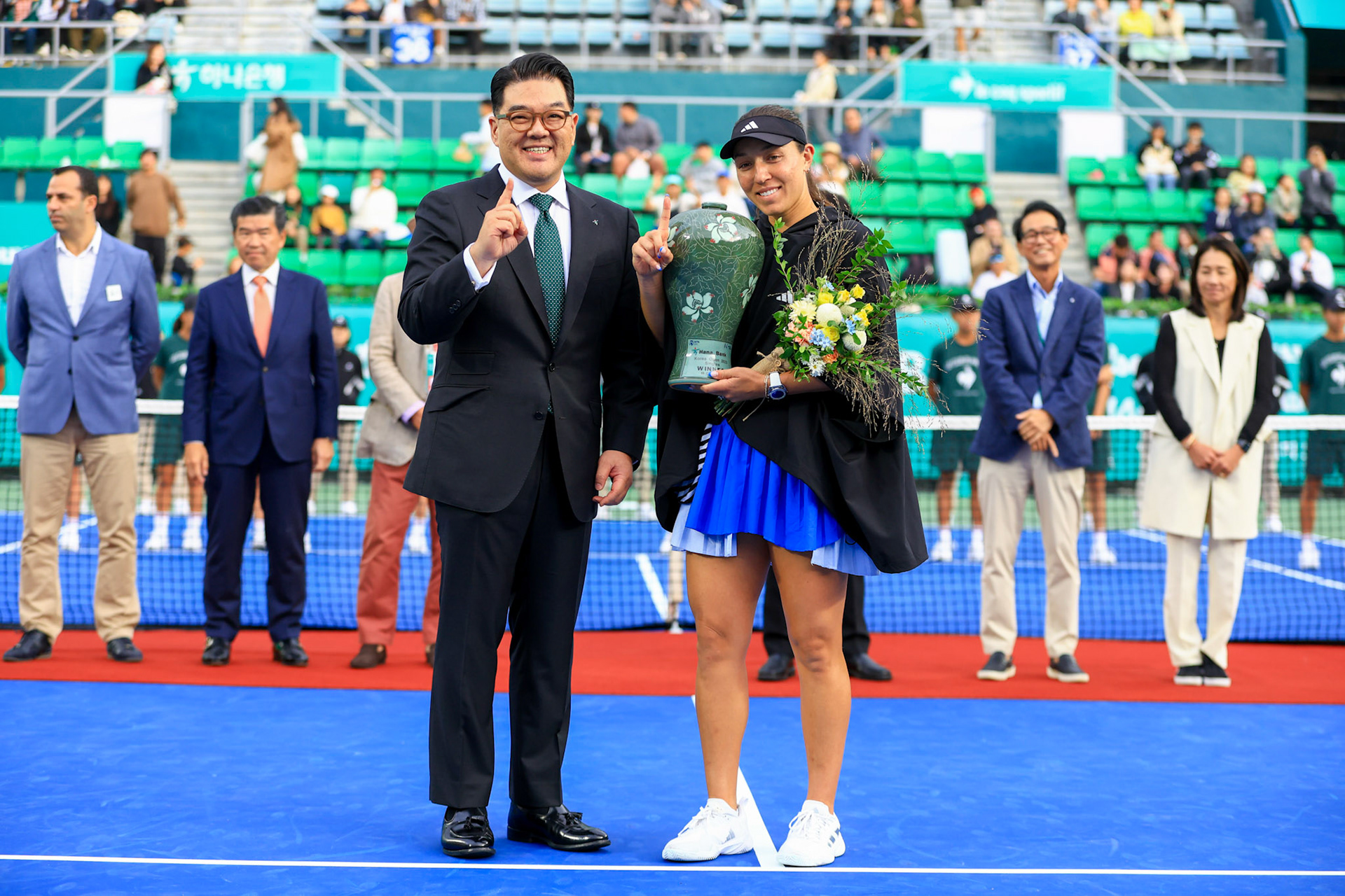 Jessica Pegula of the United States (R)poses  with Lee Eun-hyung, Vice Chairman of Hana Bank(L) at the awards ceremony after the singles final match against Yue Yuan of China (R) at the 2023 WTA Korea Open tennis tournament at the Olympic Park Tennis Court in Seoul, South Korea, October 15, 2023. Matrix Images / Lee Kitae