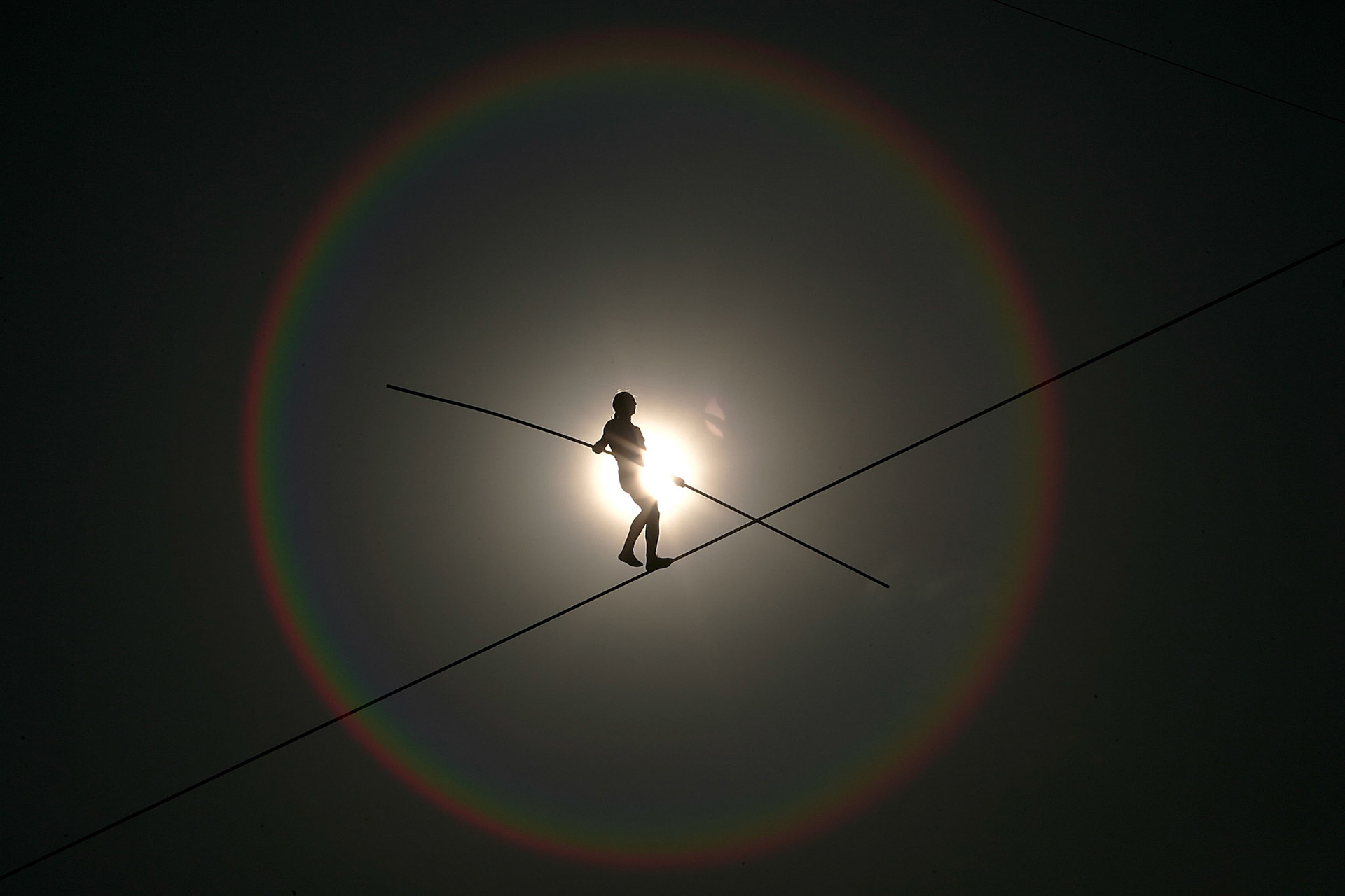 Russian Valery Svezhov balance walks on a wire of 1 kilometre across during the Han River during the 2009 Hangang Hith Wire World Championship as part of the Hi Seoul Festival 2009 in Seoul, South Korea, 09 May 2009.  *** Local Caption *** 00000401674521
