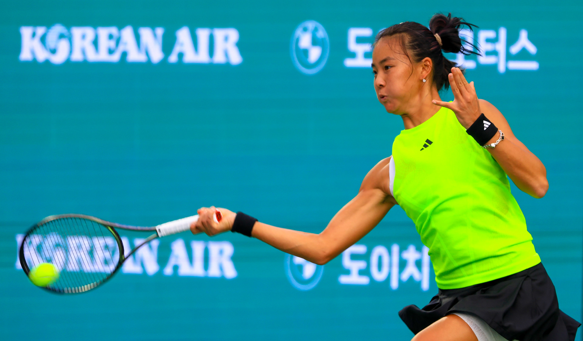 Yue Yuan of China returns to Jessica Pegula of the United States during their round of singles final match at the Hana Bank Korea Open Tennis Tournament at the Olympic Park Tennis Court in Seoul, South Korea, on October 15, 2023. Matrix Images / Lee Kitae