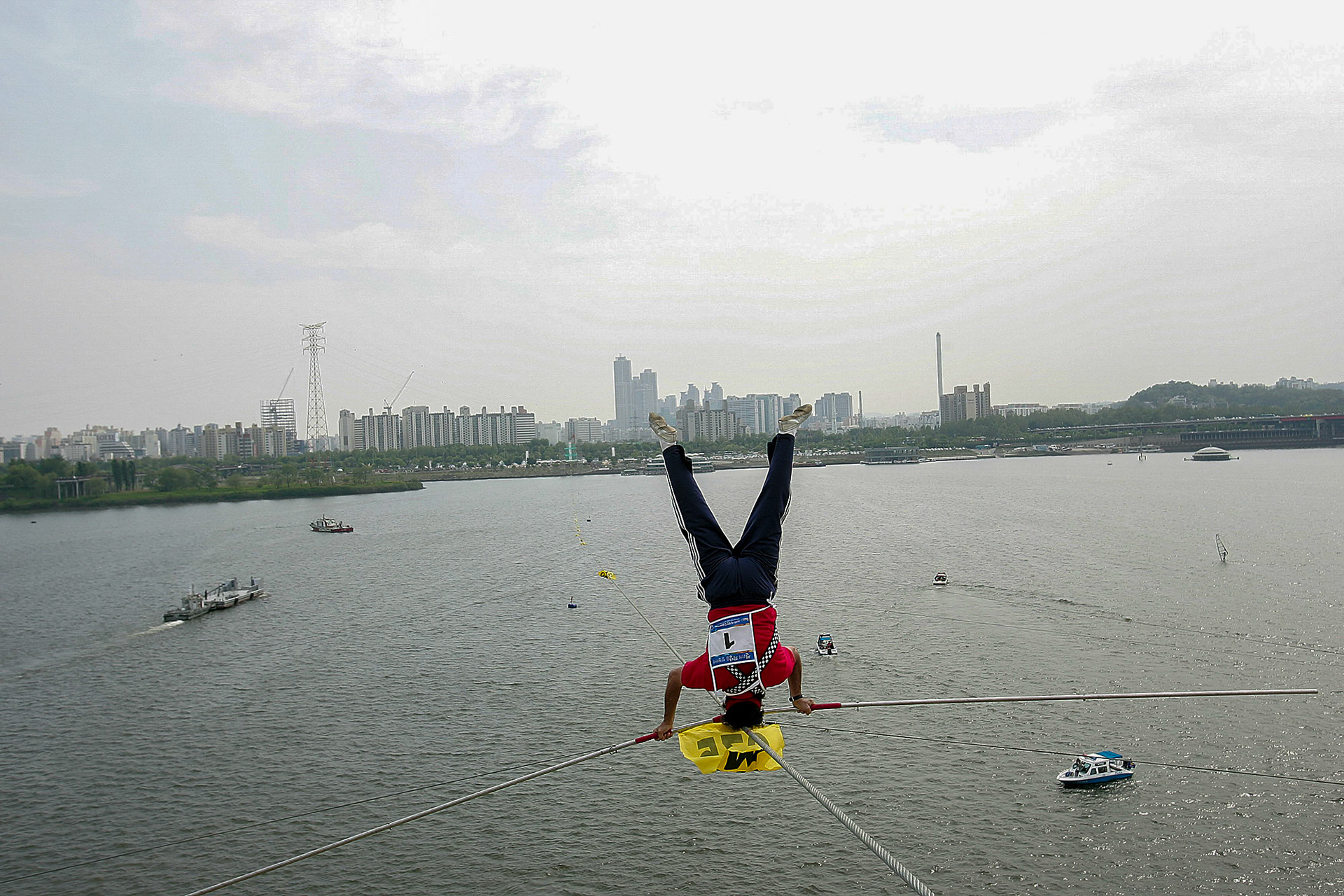 U.S.A. Tino Wallenda-Zoppe balance walks on a wire of 1 kilometre across during the Han River during the 2009 Hangang Hith Wire World Championship in Seoul, South Korea, 09 May 2009.