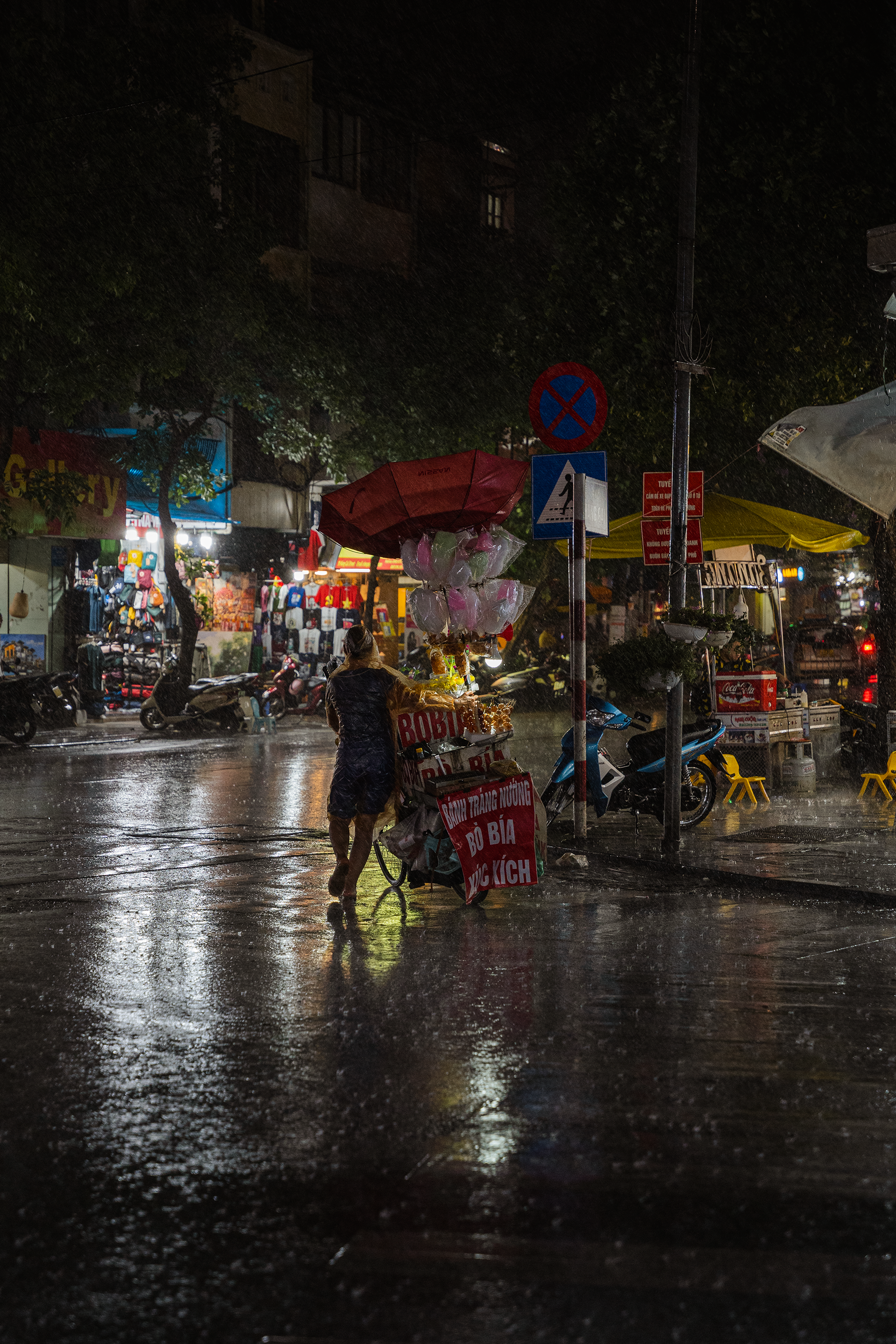 First night in Hanoi! Lots of rain, many vendors were in a hurry to find shelter under the roofs of nearby buildings.