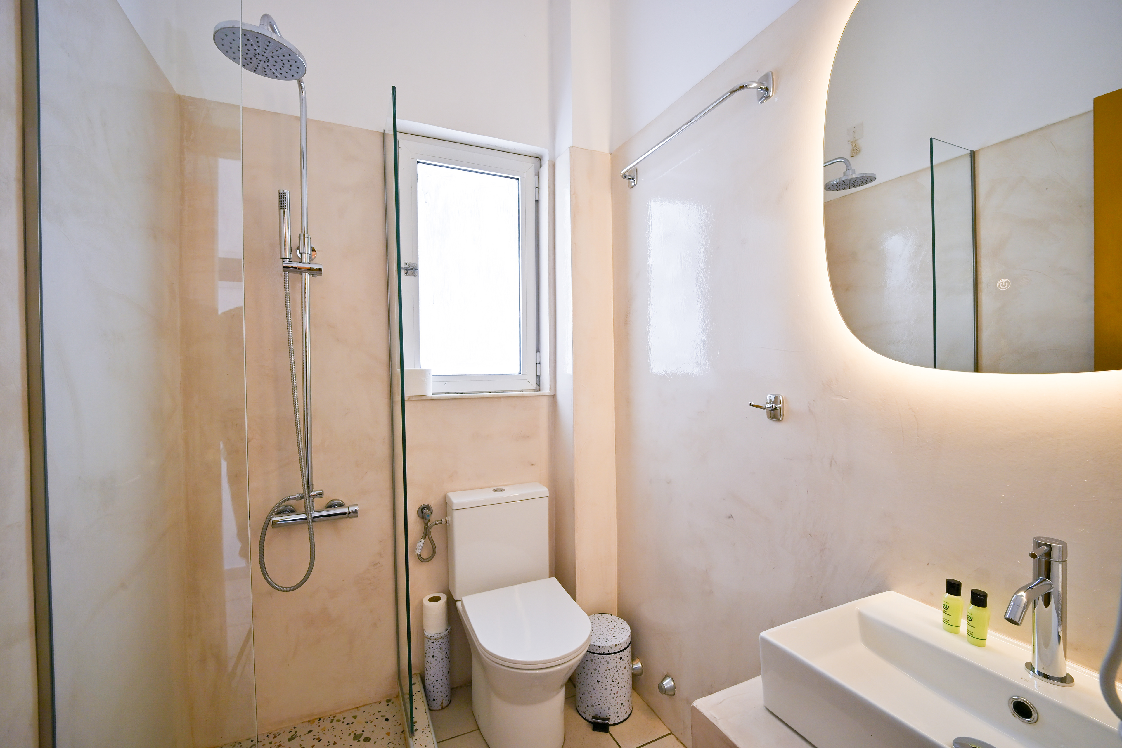 Minimal Hotel in Porto Rafti