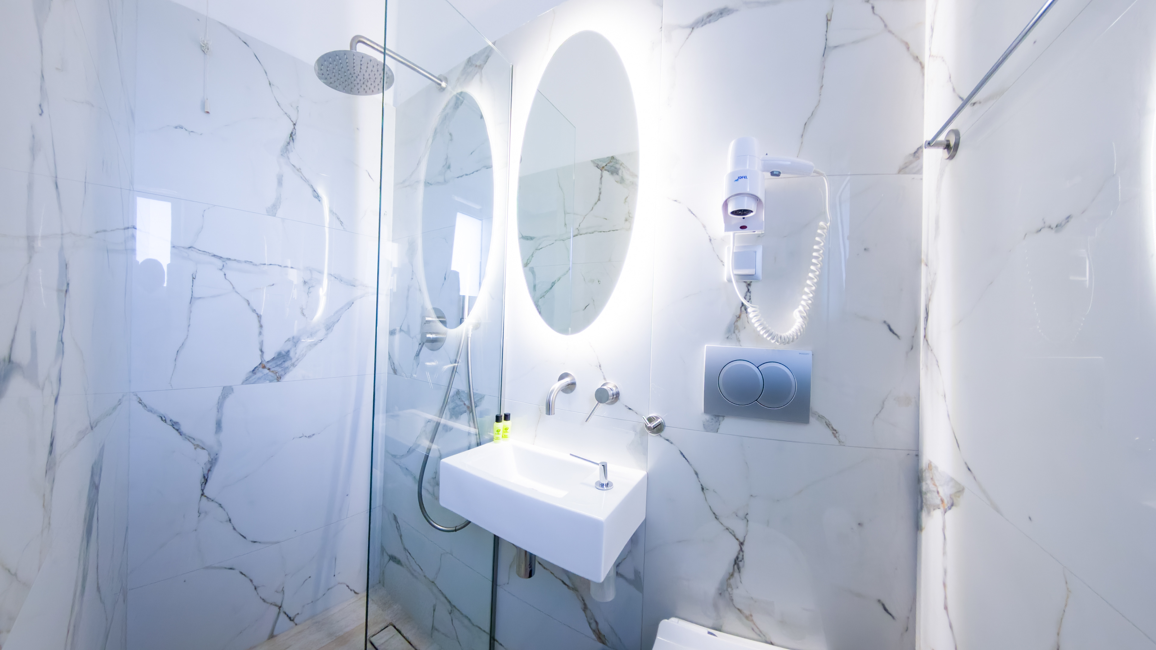 Minimal Hotel in Porto Rafti