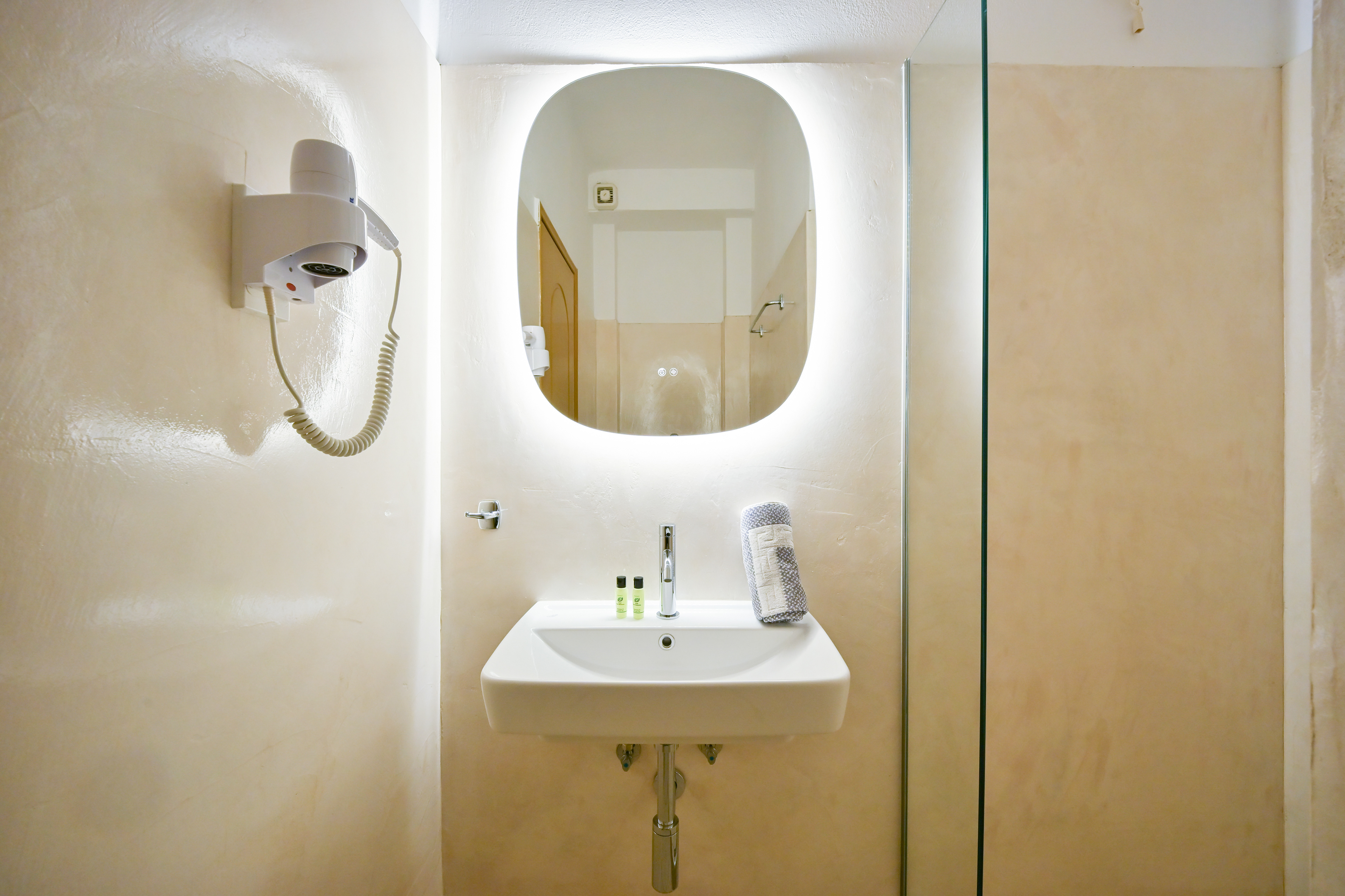 Minimal Hotel in Porto Rafti