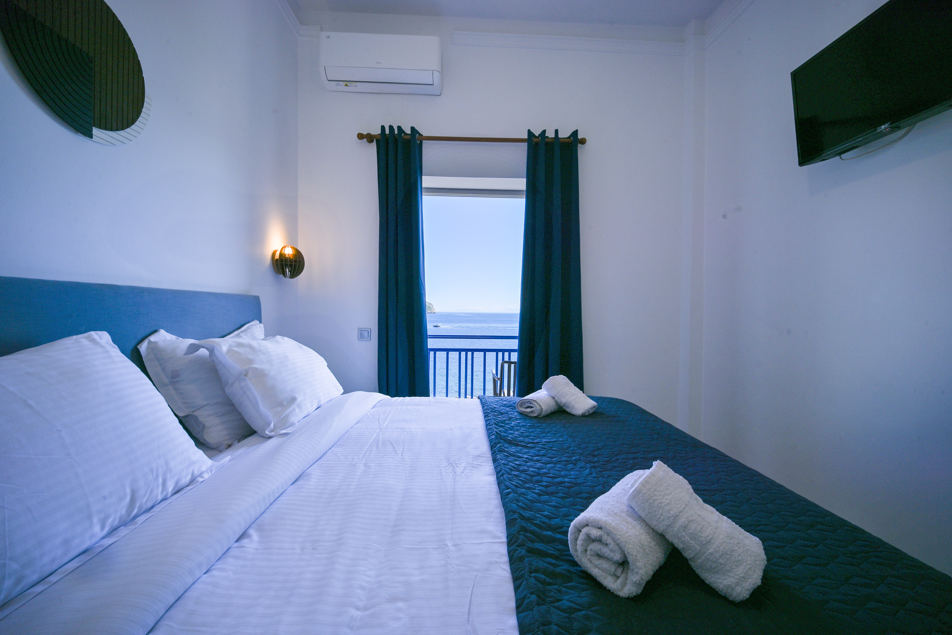 Minimal Hotel in Porto Rafti