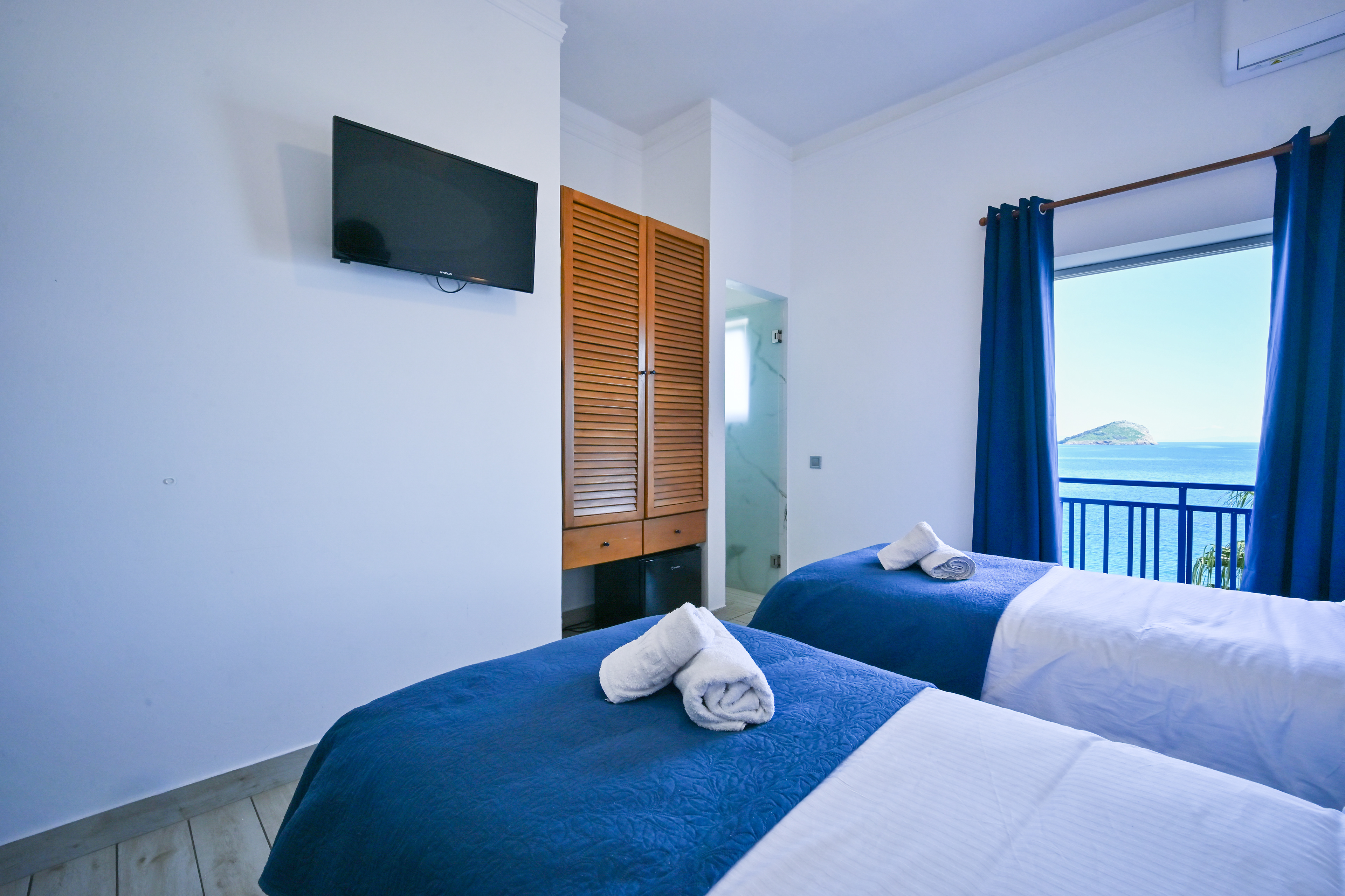 Minimal Hotel in Porto Rafti