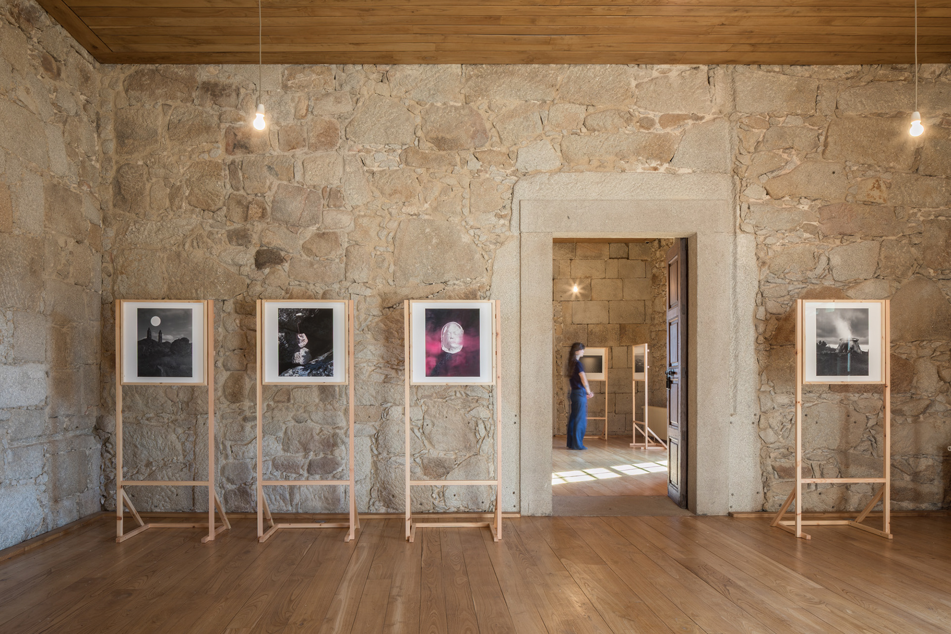 EXHIBITION: PEOPLE IN MOTION - Um itinerário artístico sobre migrações e encontros, com curadoria de Roberto Cremascoli, e obras de Álvaro Siza, Mónica de Miranda, Afonso Cruz, Dulce Maria Cardoso, Gonçalo M. Tavares, Isabel Lucas, José Luís Peixoto, Attilio Fiumarella, Inês d’Orey, Nuno Cera, Paulo Catrica, Rita Burmester, Marco Cremascoli e Rita Nery.