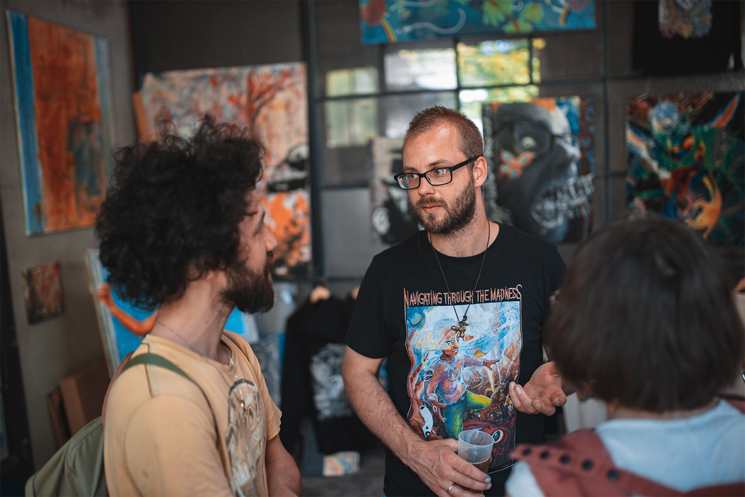 Kunstinteressierte Besucher kriegen die Kasette, Ausstellung im Atelier Jannis Winckler, Kalkwerk Festival 2022
