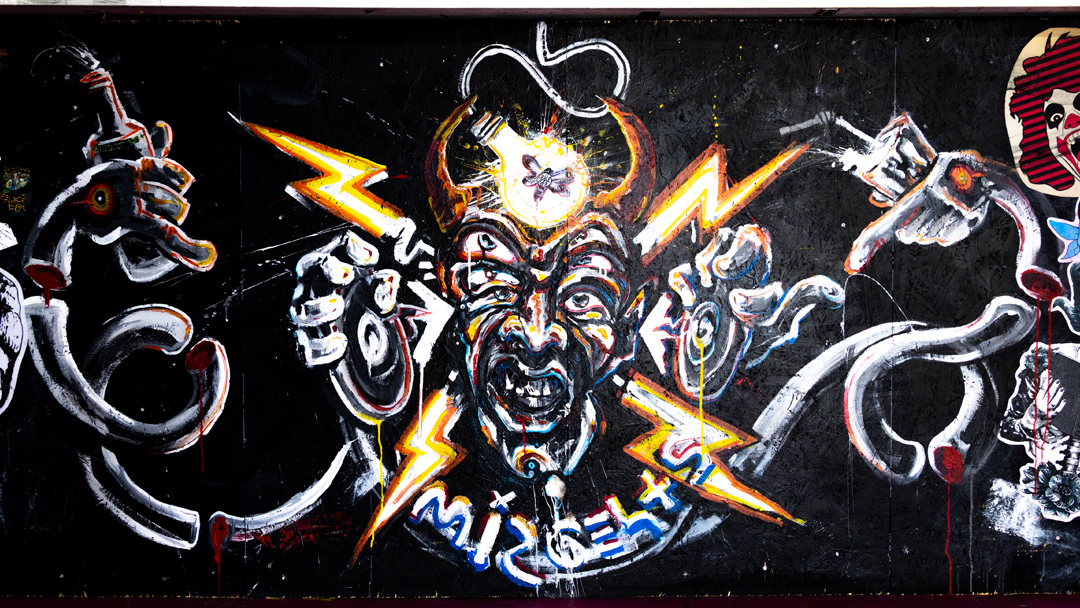 Mir geht's Blendend, Acryl auf Bar, ca 3x1m altes Postlager Mainz