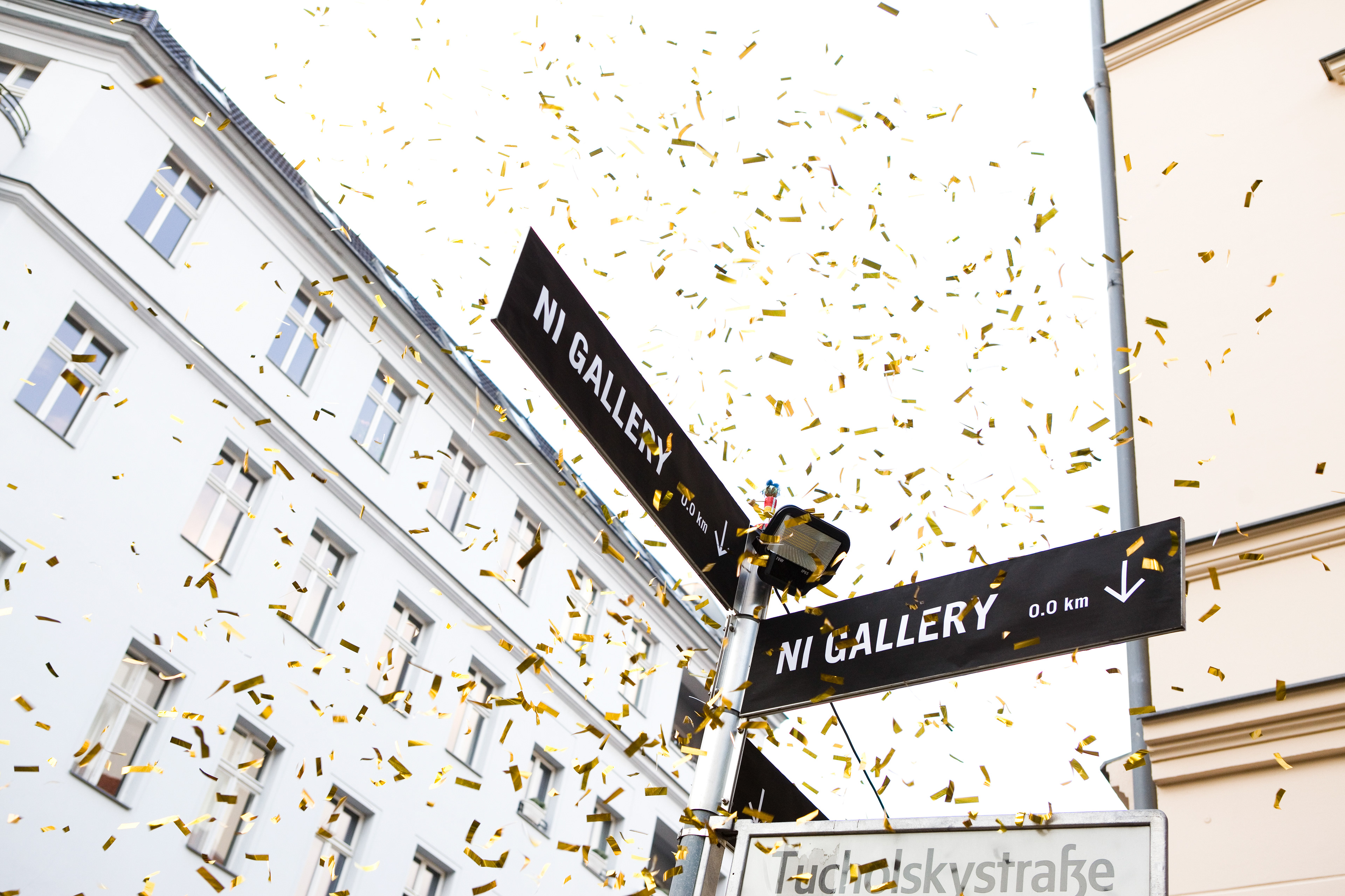 ©Konstantin-Boerner: NI Gallery Opening – Goldene Konfetti– HELLOGRAPH | Grafik Design Agentur Potsdam, Berlin-Brandenburg