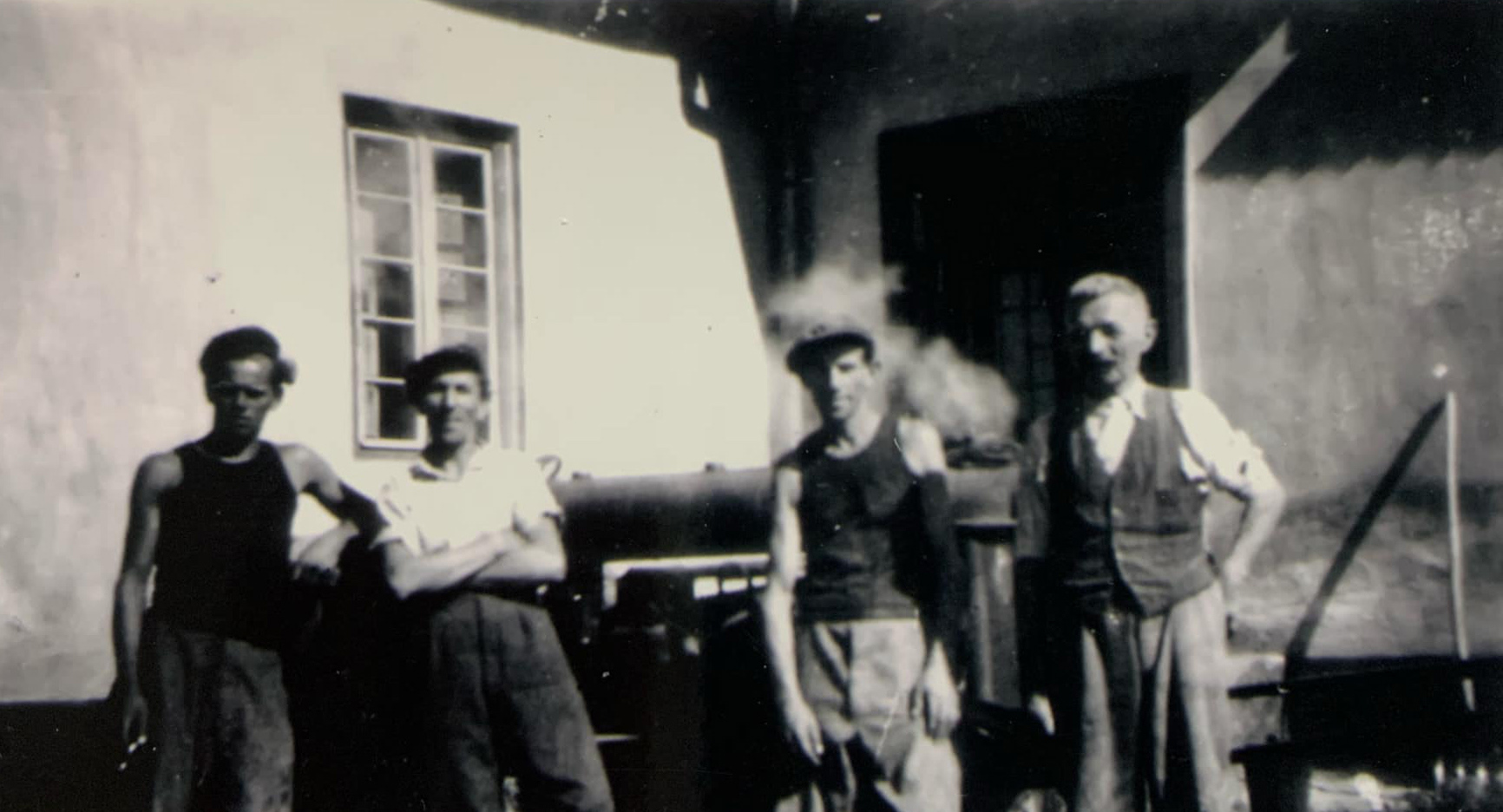 Kálmán Simon (on the right) in front of their house at harvest