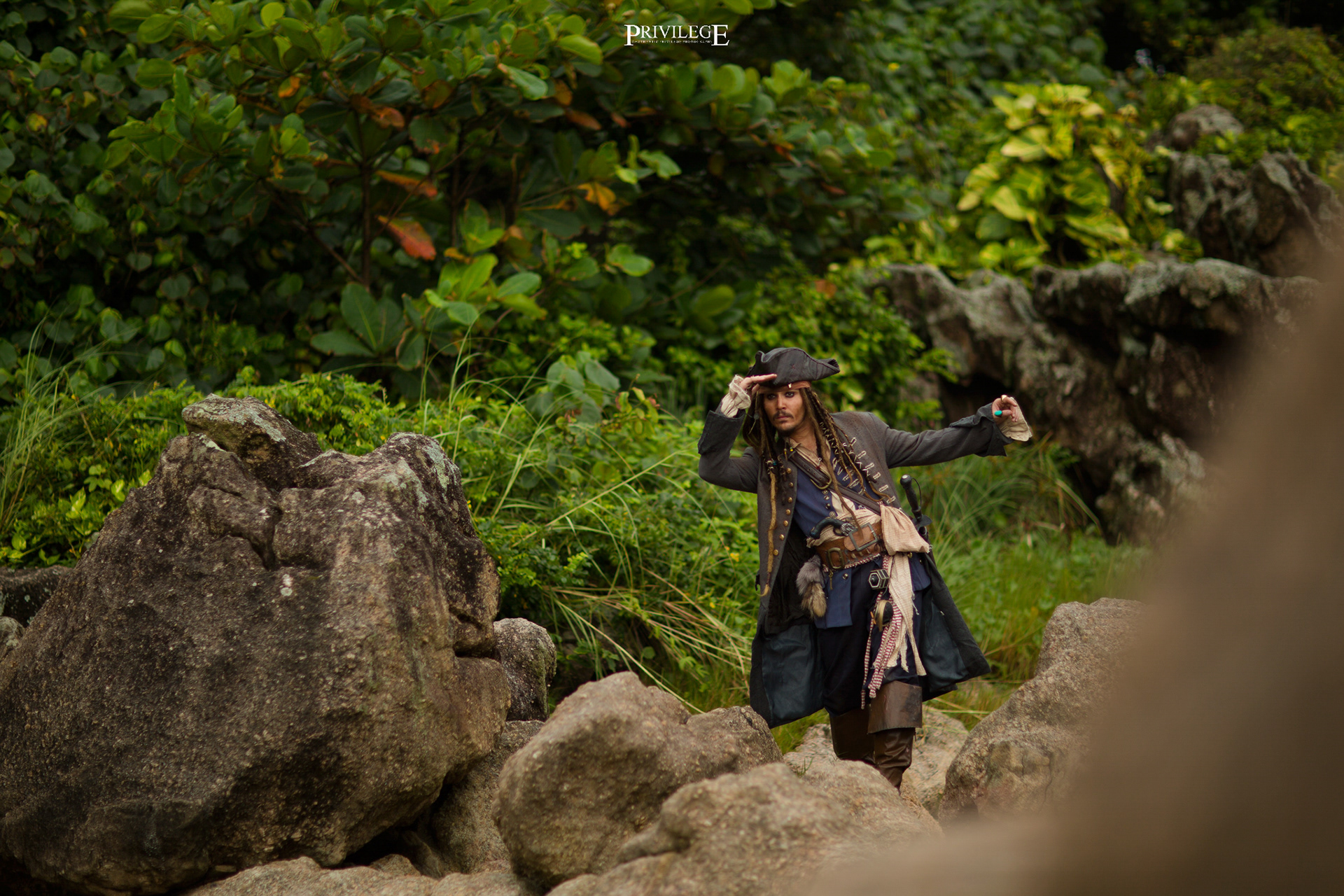 Minha foto de cosplay de jack sparrow procurando algo na floresta 