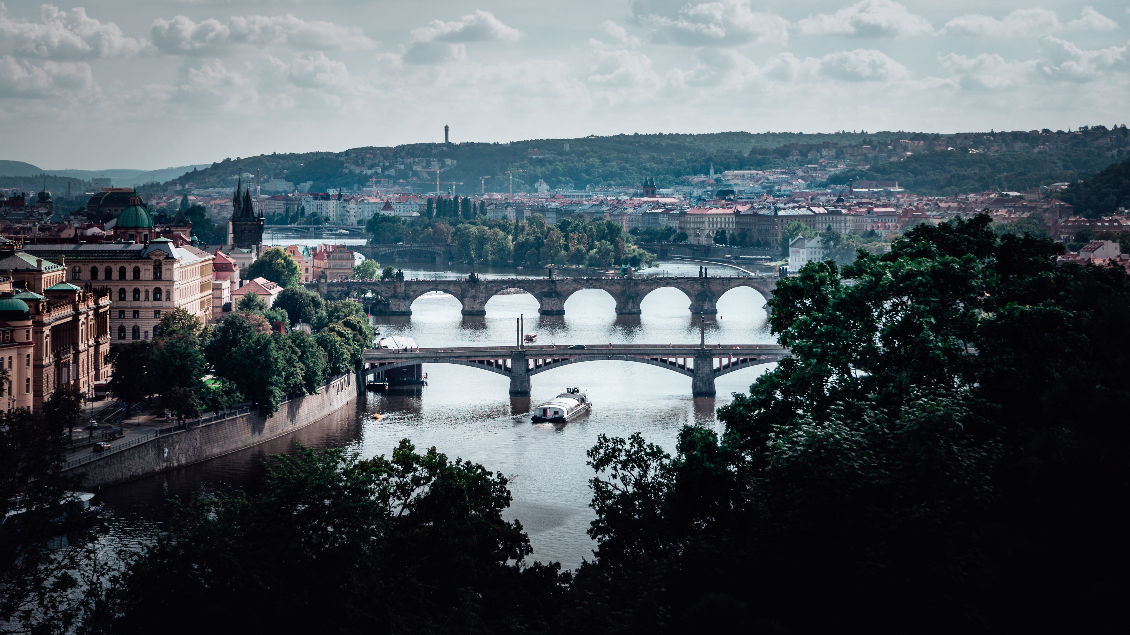 La rivière Vltava de Prague, vue sur le Pont Charles