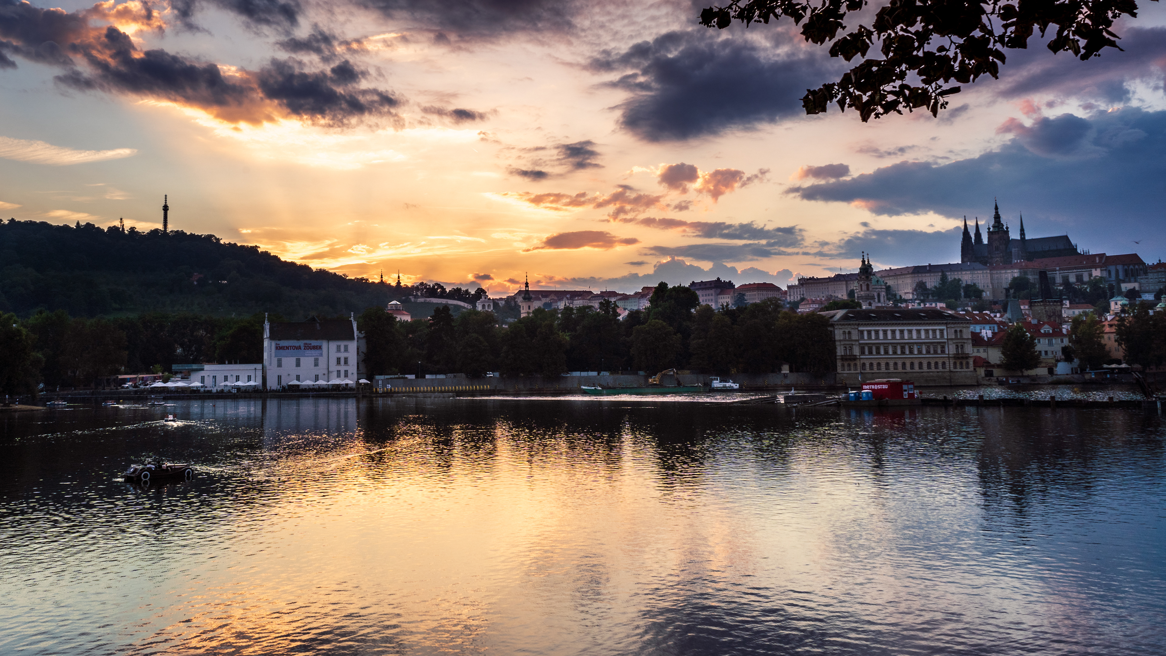 La rivière Vltava de Prague, vue sur le château de Prague