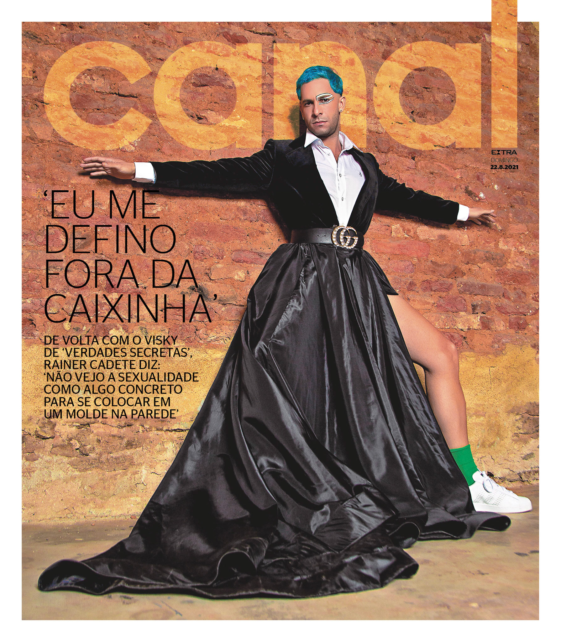 O ator Rainer Cadete chama atenção nas redes sociais ao promover o debate sobre LGBTfobia e abordar sua visão de sexualidade fluida. Ele, que interpreta o personagem Visky na novela “Verdades Secretas”, afirma não se ver preso a rótulos, ressaltando que a sexualidade pode surpreender de diversas formas. Rainer também comenta sobre sua intensa preparação para a nova temporada da novela, com mudanças físicas e emocionais para viver o personagem.  Além da carreira, o ator fala sobre a paternidade de seu filho Pietro, de 14 anos, e a importância de um diálogo aberto sobre sexualidade e liberdade. Ele destaca sua preocupação com a saúde mental, tema que o afeta pessoalmente e que aborda em suas produções teatrais.